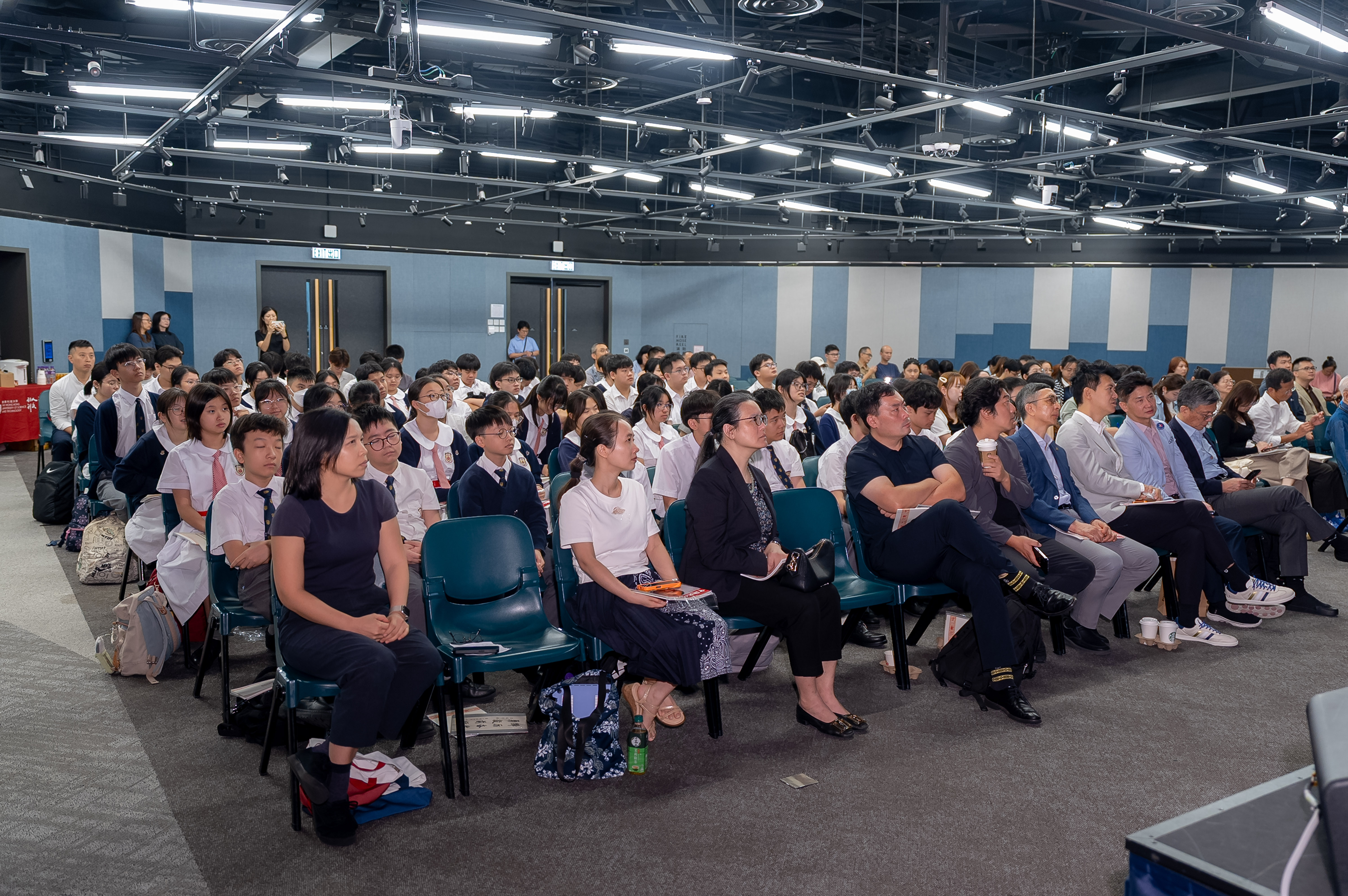The event attracted nearly 200 scholars, students from HKUST, secondary schools, and the public.