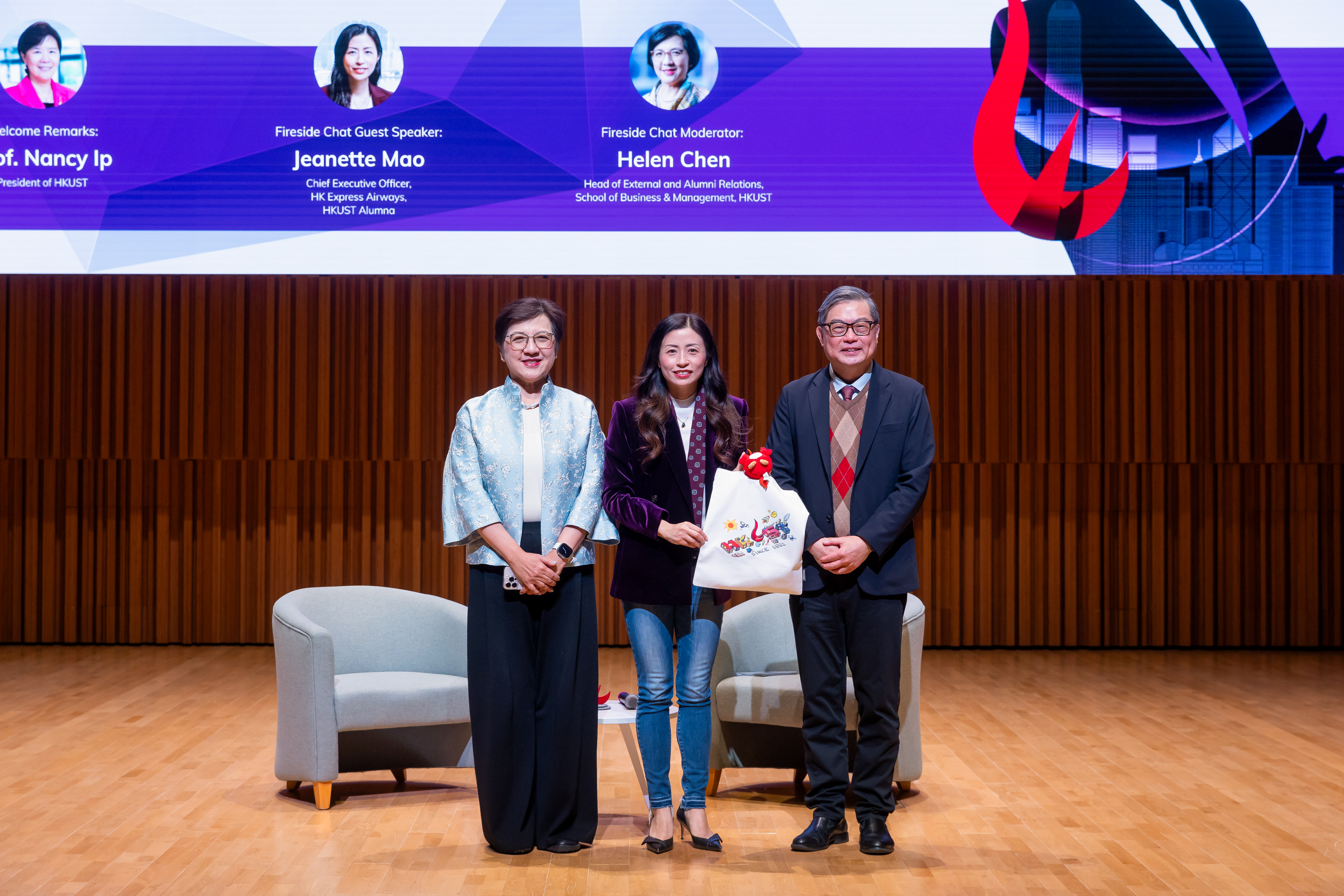 Prof. TAM Kar-Yan, Vice President for Administration and Business and Chair of the Diversity and Equal Opportunities Committee at HKUST, presented Jeanette with a token of appreciation in recognition of her inspiring sharing with the HKUST community.