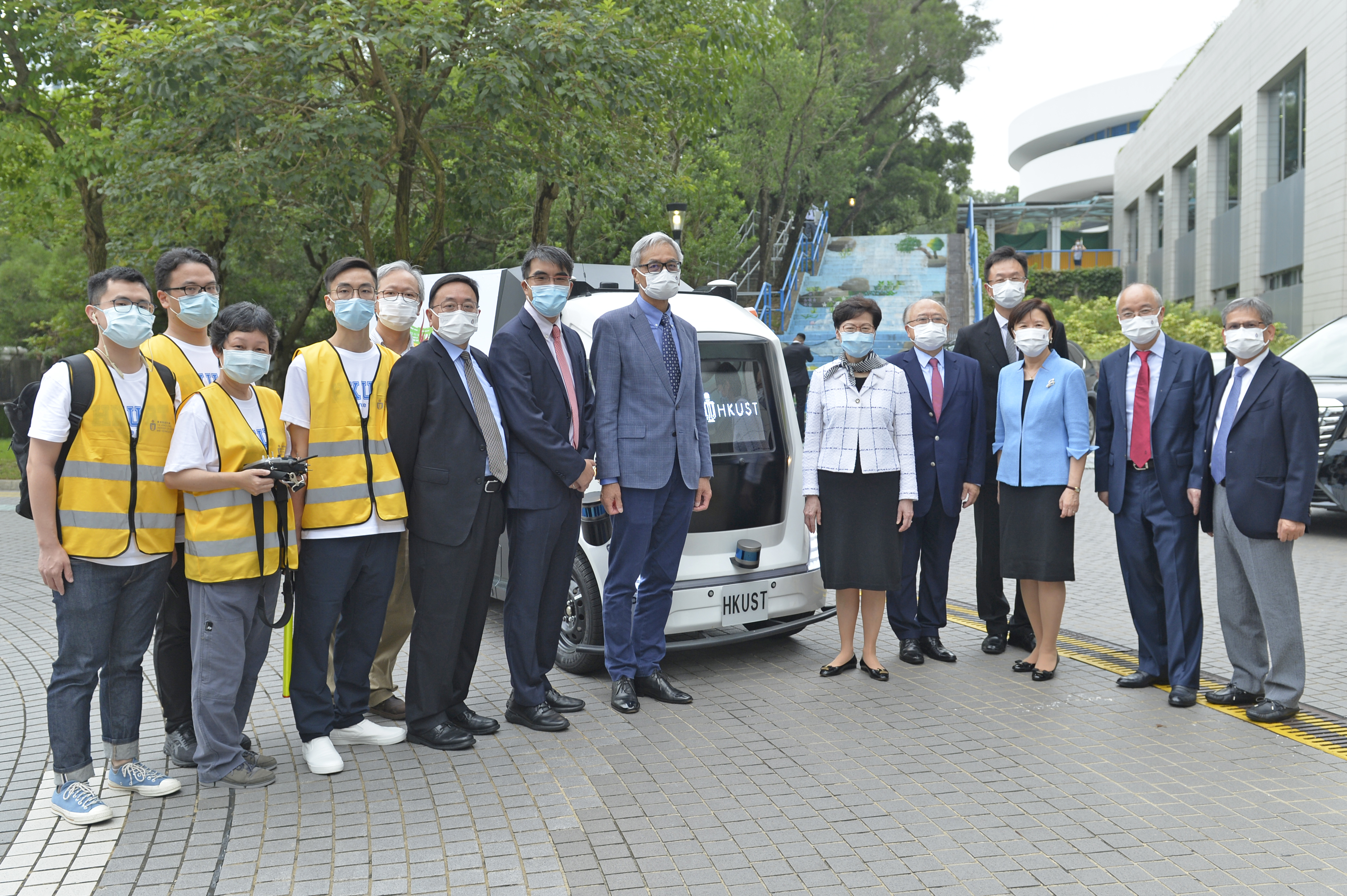 Accompanied by President Prof. Wei Shyy and other senior management, Mrs. Carrie Lam views a demonstration of the autonomous delivery car.