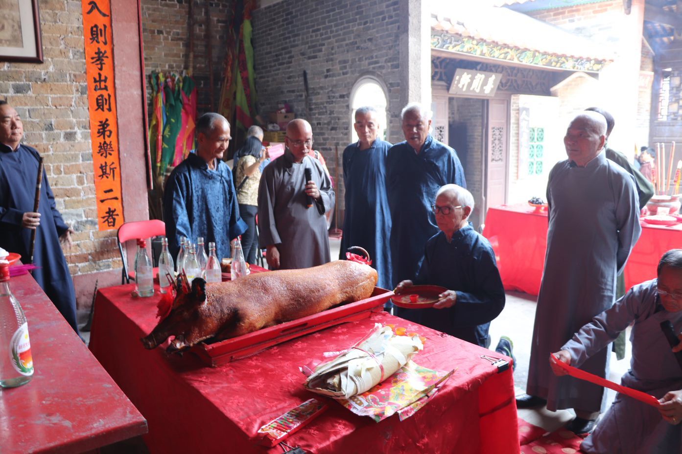 Today, senior clansmen in the New Territories still wear the baggy variety as formal dress on important occasions.