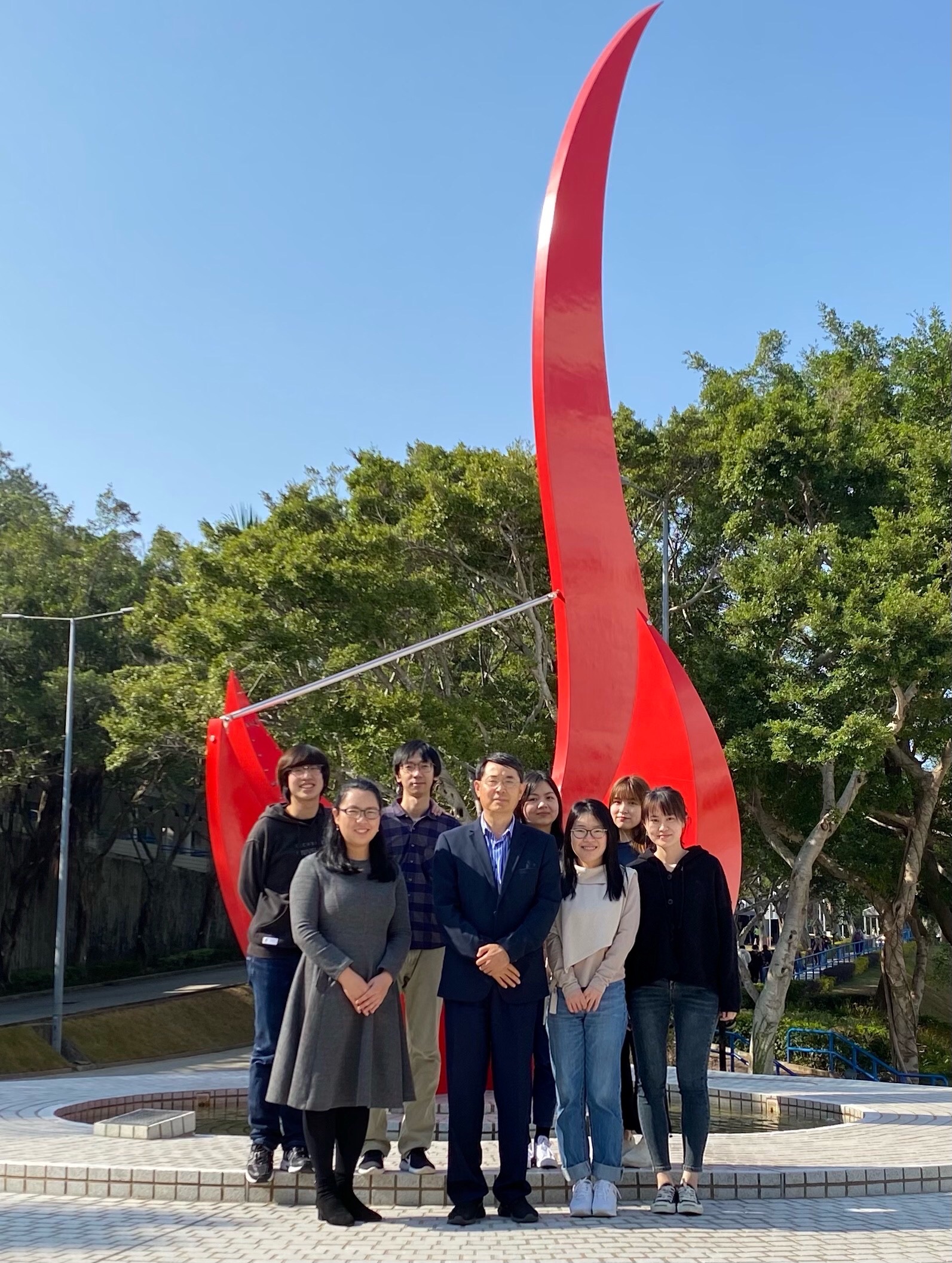 Stock photo of Prof. QIAN Peiyuan (third right, first row), his postdoctoral fellow Dr. LAN Yi (second right, first row) and other members of the research team