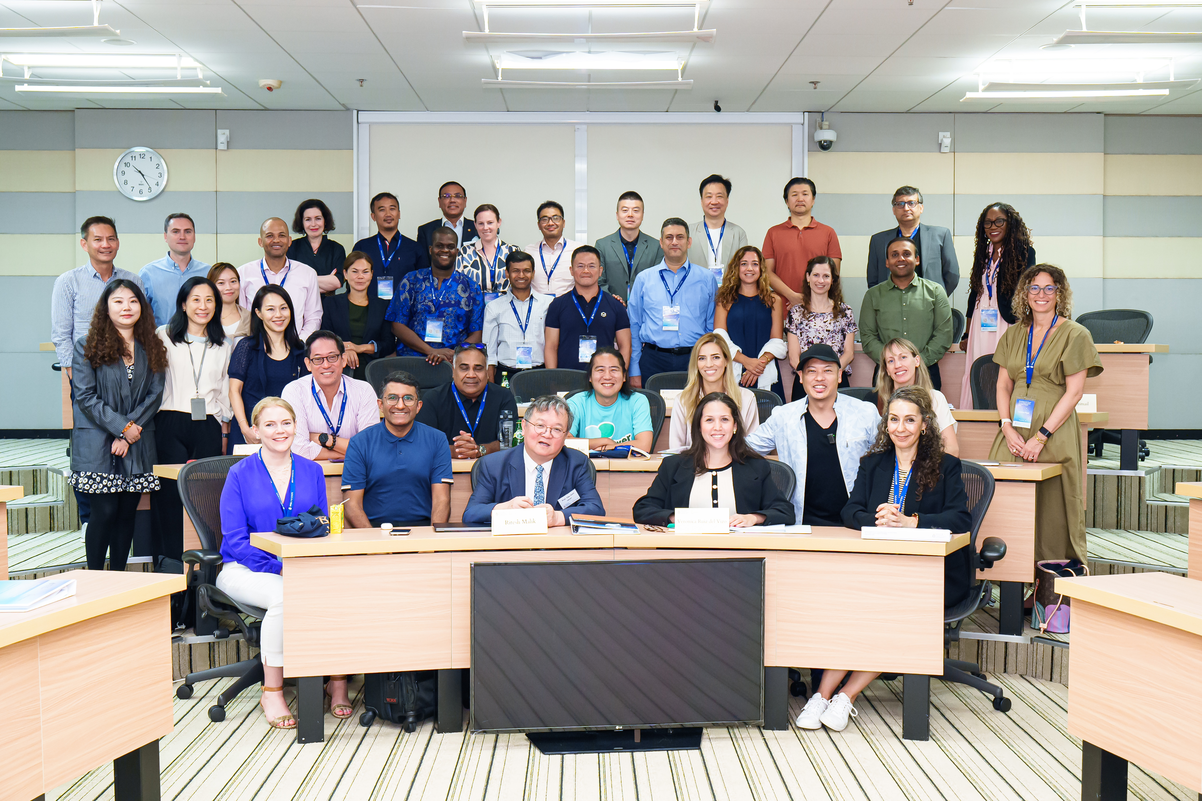 HKUST Provost Prof. Guo Yike (third from the left, front row) inspired Young Global Leaders about nurturing art tech talents.