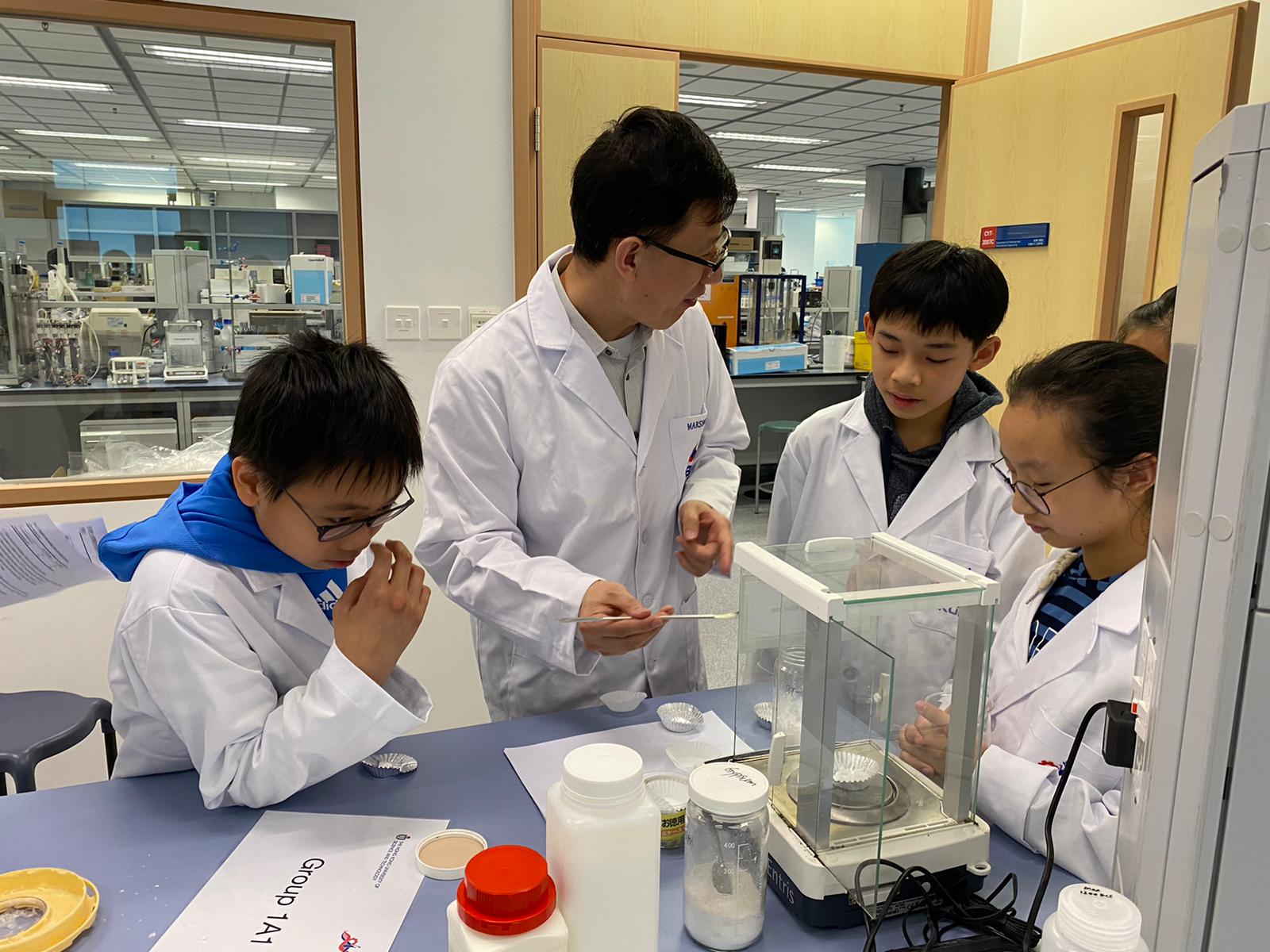 進行實驗時，劉教授（中）會跟學生一邊製作食物，一邊引導他們思考背後的科學原理。