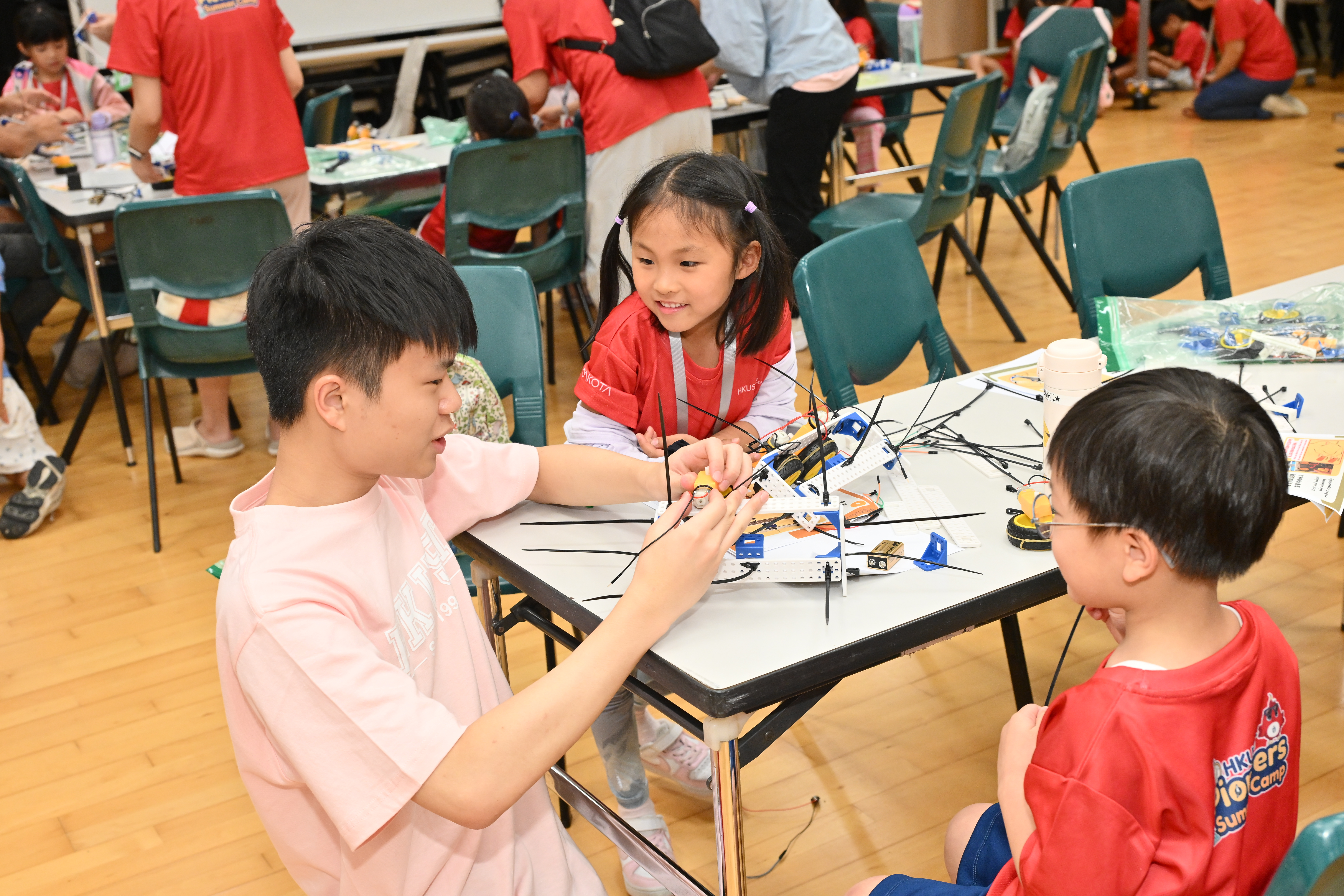 The HKUST spirit of learning shone brightly as young pioneers took part in engaging STEAM and AI workshops.