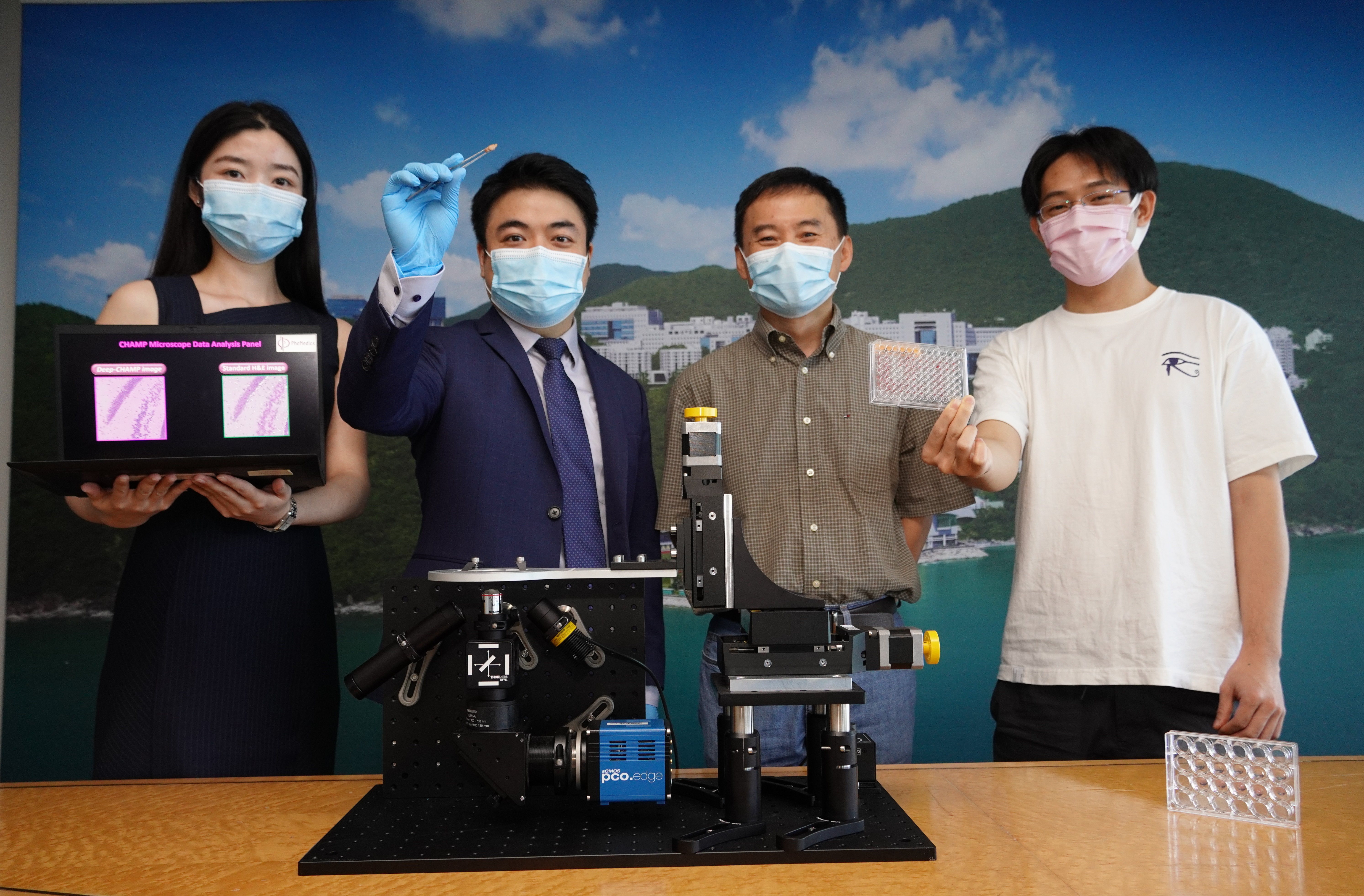 (From right) Mr. WONG Ka Chin from SPES Tech, Prof. Gary CHAN, Director of HKUST’s Entrepreneurship Center, and Prof. Terence WONG and his PhD student ZHANG Yan from PhoMedics. 