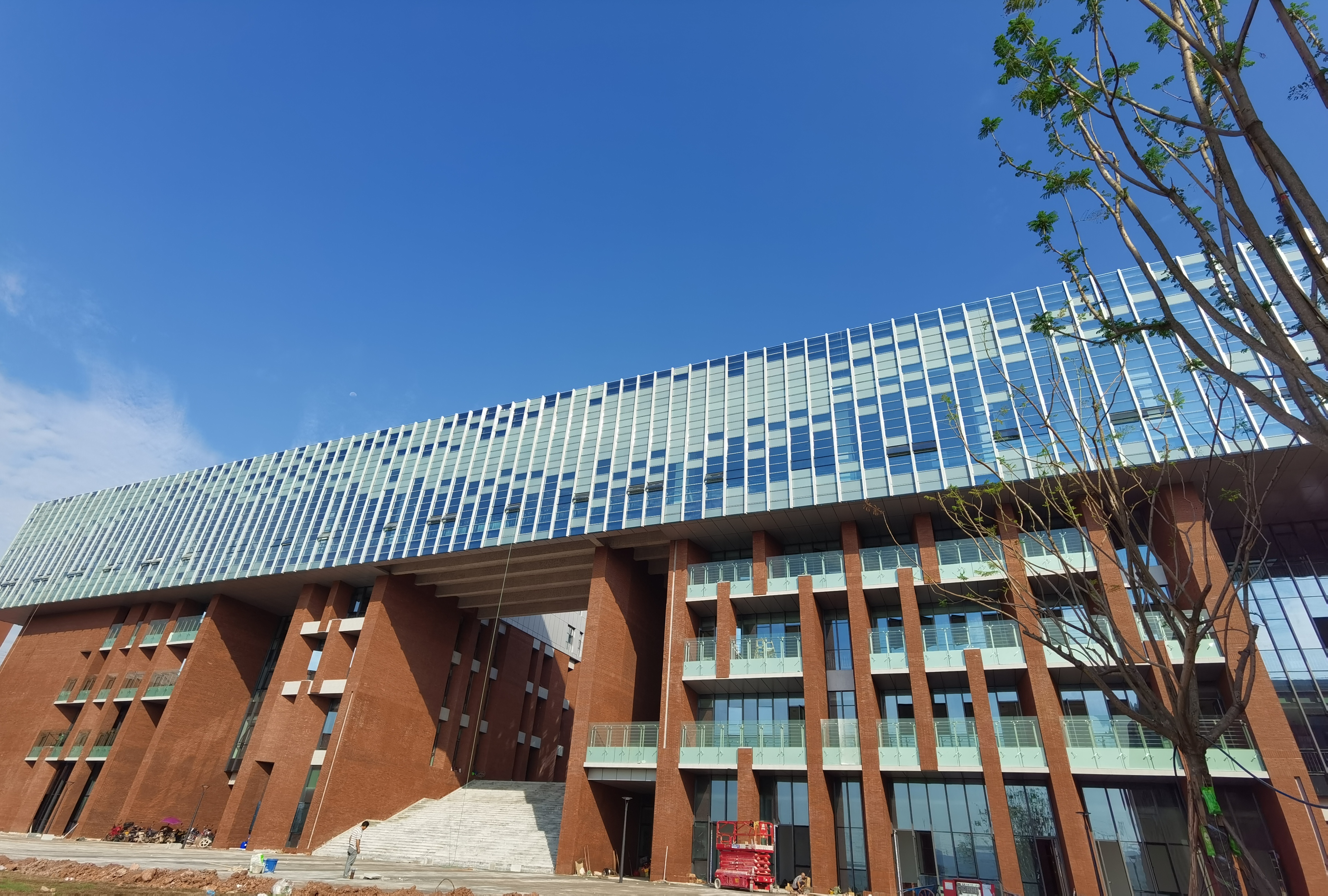 The library at the University of Chinese Academy of Sciences Chongqing Institute is one of the places which applies the new automatic atomizing glass.