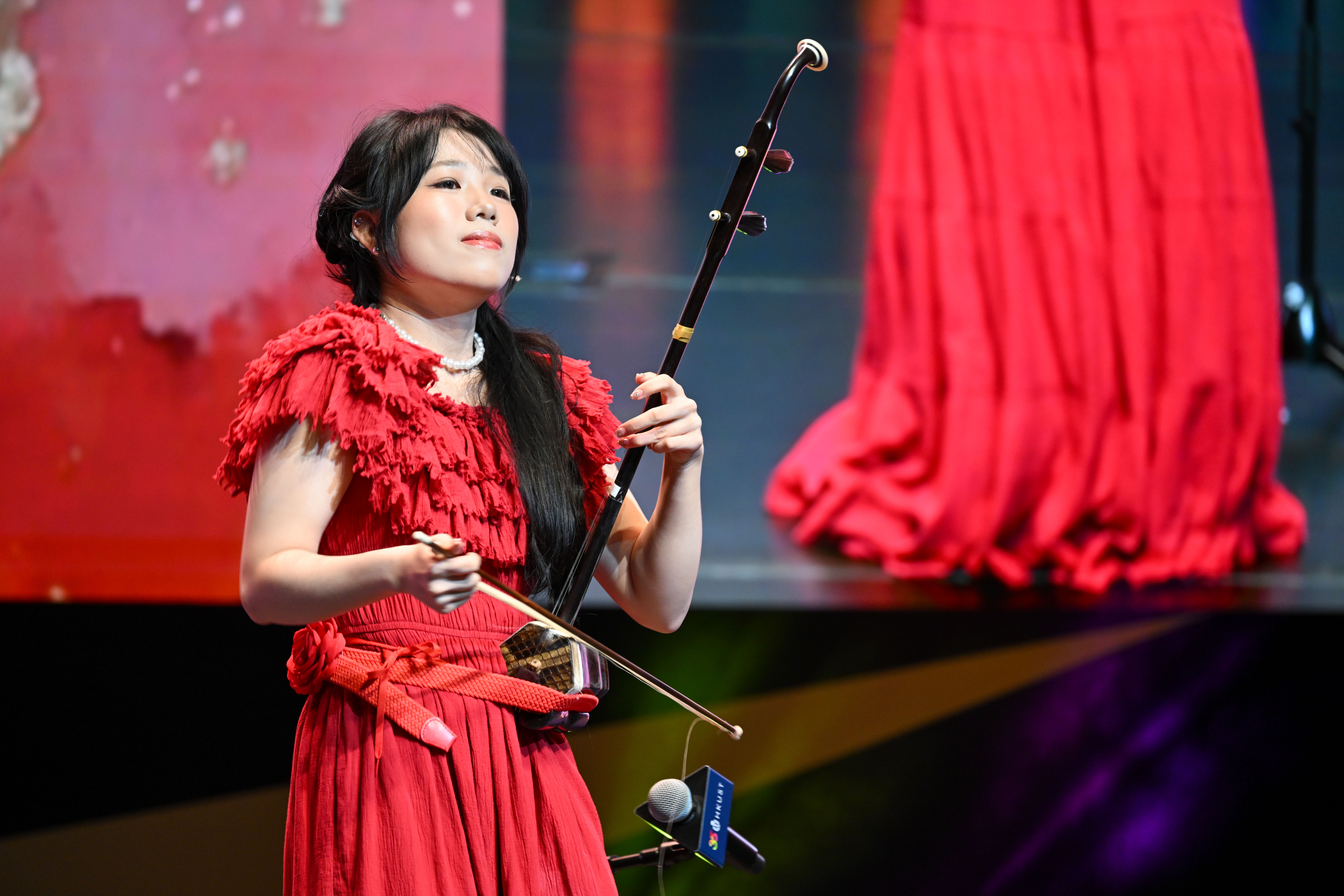 2nd Runner-up Zeng Yuqiyu, a Public Policy postgraduate, showcased the haunting elegance of the erhu.