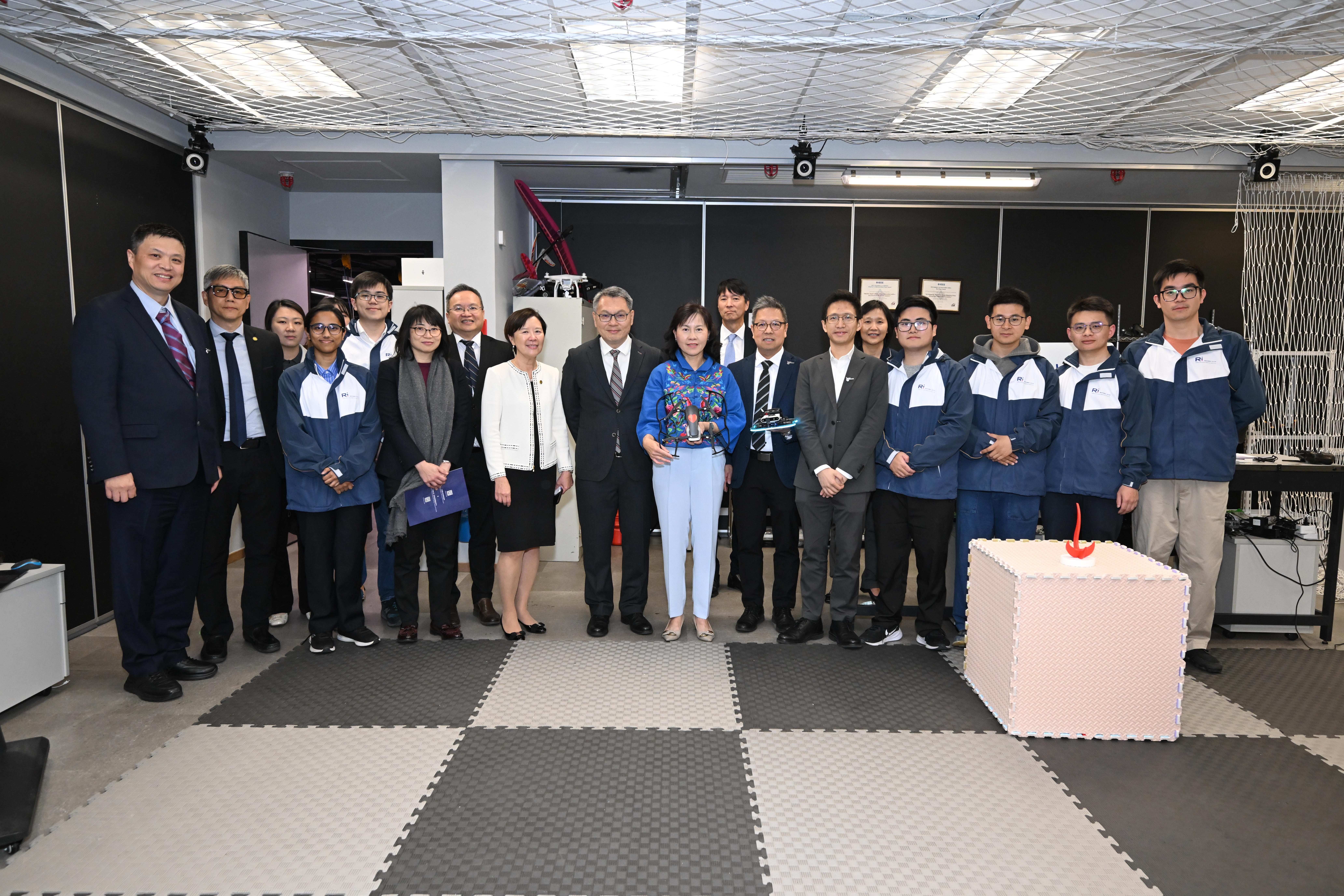 A group photo of Secretary for Transport and Logistics Ms. Mable Chan (middle), Director-General of Civil Aviation Mr. Victor Liu (sixth left) and HKUST President Prof. Nancy Ip (fifth left) after visiting the Cheng Kar-Shun Robotics Institute.