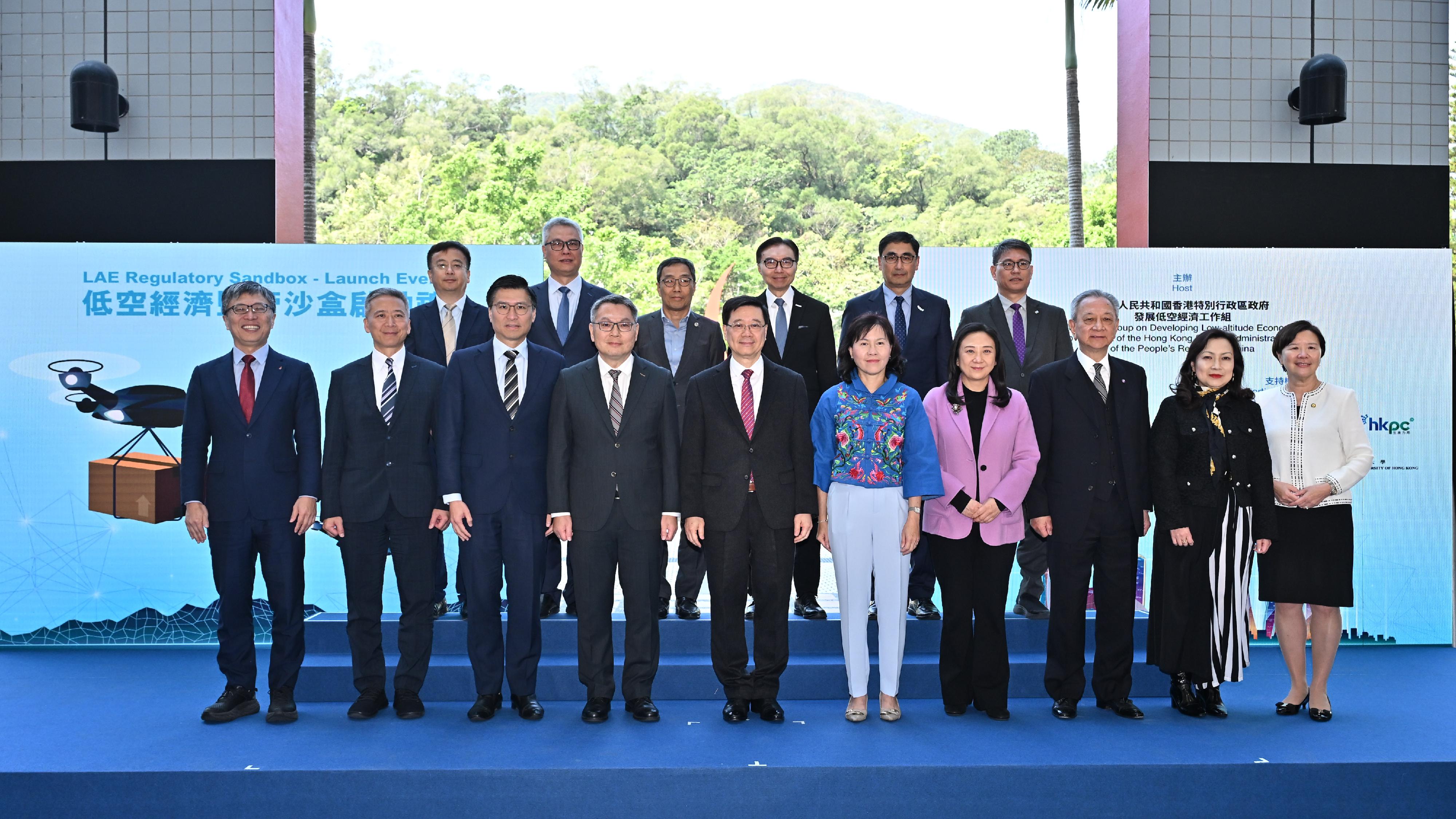 Photo shows Mr. Lee (front row, fifth left); the Secretary for Transport and Logistics, Ms. Mable Chan (front row, fifth right); the Director-General of Civil Aviation, Mr. Victor Liu (front row, fourth left); the Council Chairman of the HKUST, Prof. Harry Shum (front row, first left); the President of HKUST, Prof. Nancy IP (front row, first right), and other guests at the ceremony. (ISD)