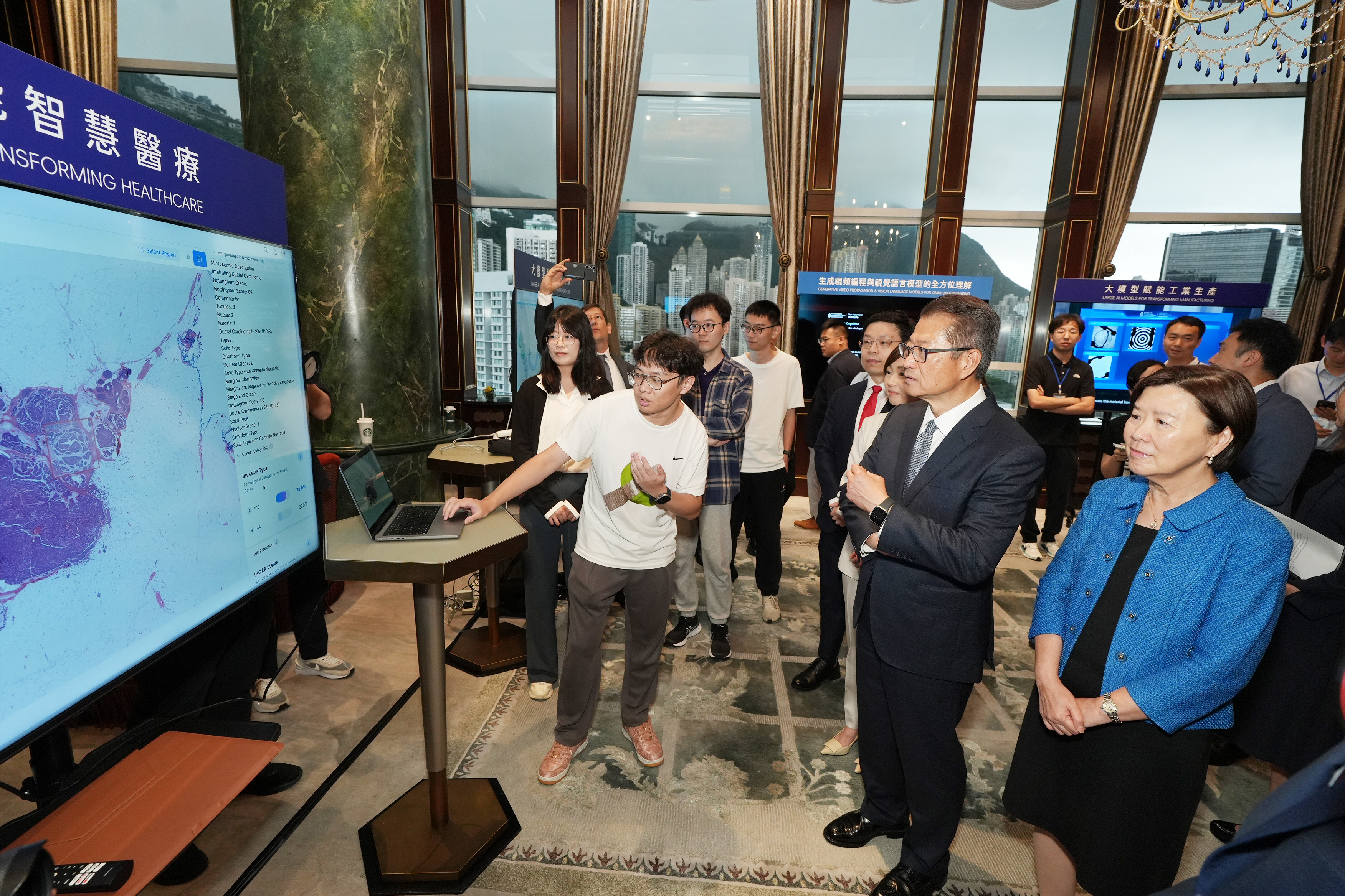 科大研究团队向一众嘉宾介绍一系列AI医学大模型。