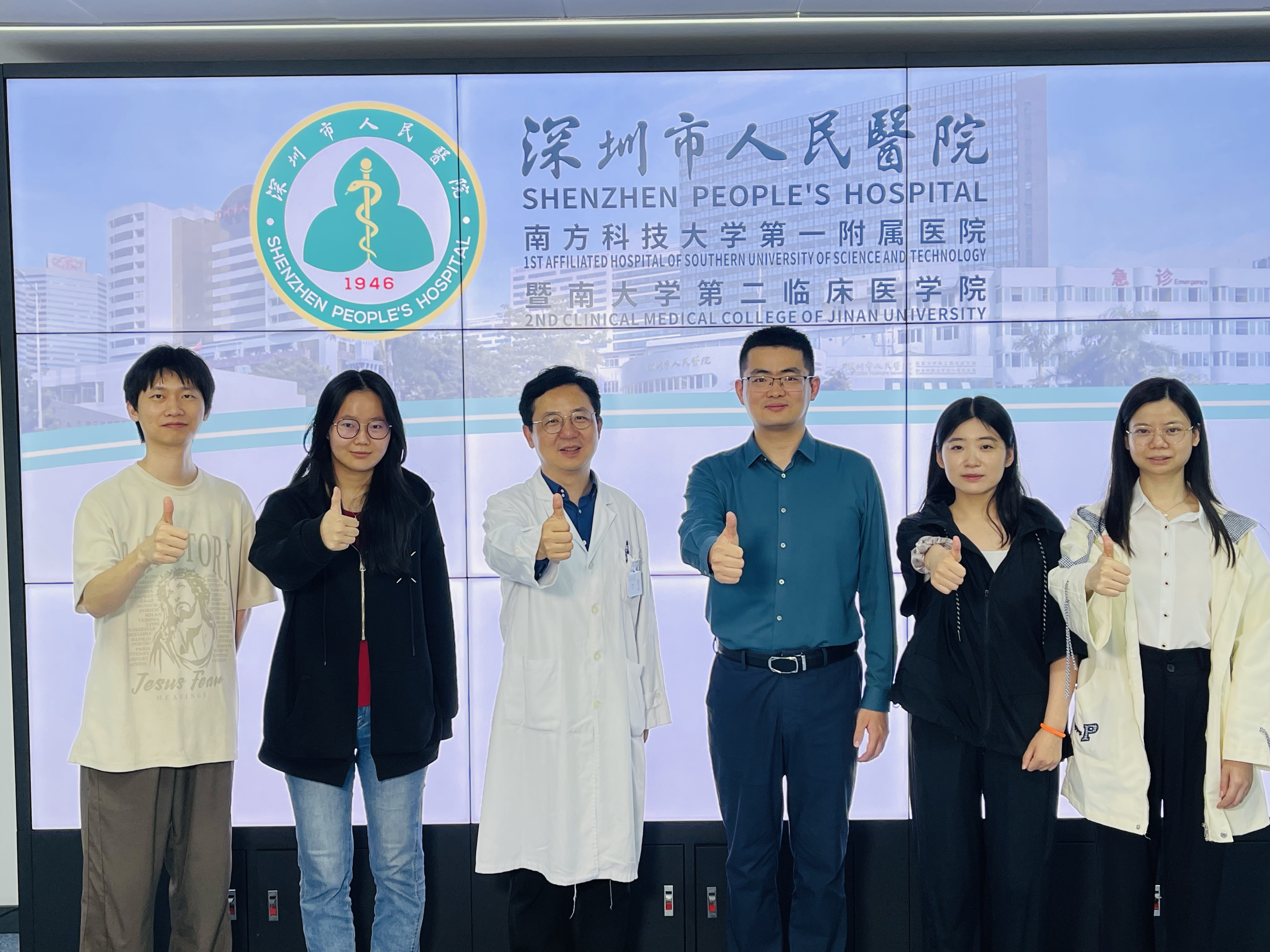 深圳市人民医院吴明祥医生（左三）、科大助理教授陈浩教授（右三）、研究生辛亿（左二）及其他团队成员合照。