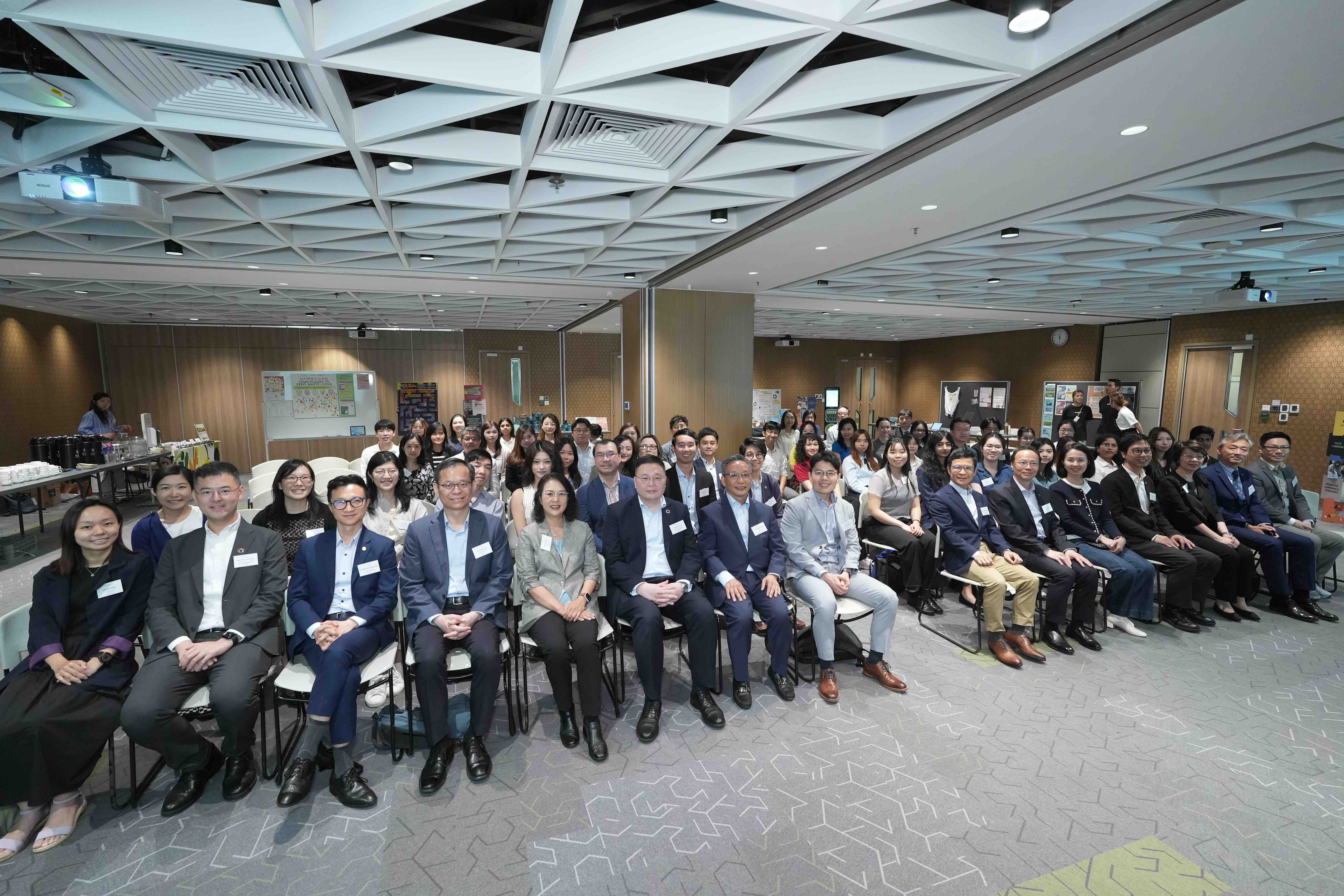 八所教資會資助大學的代表，於教大出席「賽馬會綠續．源園」計劃閉幕禮