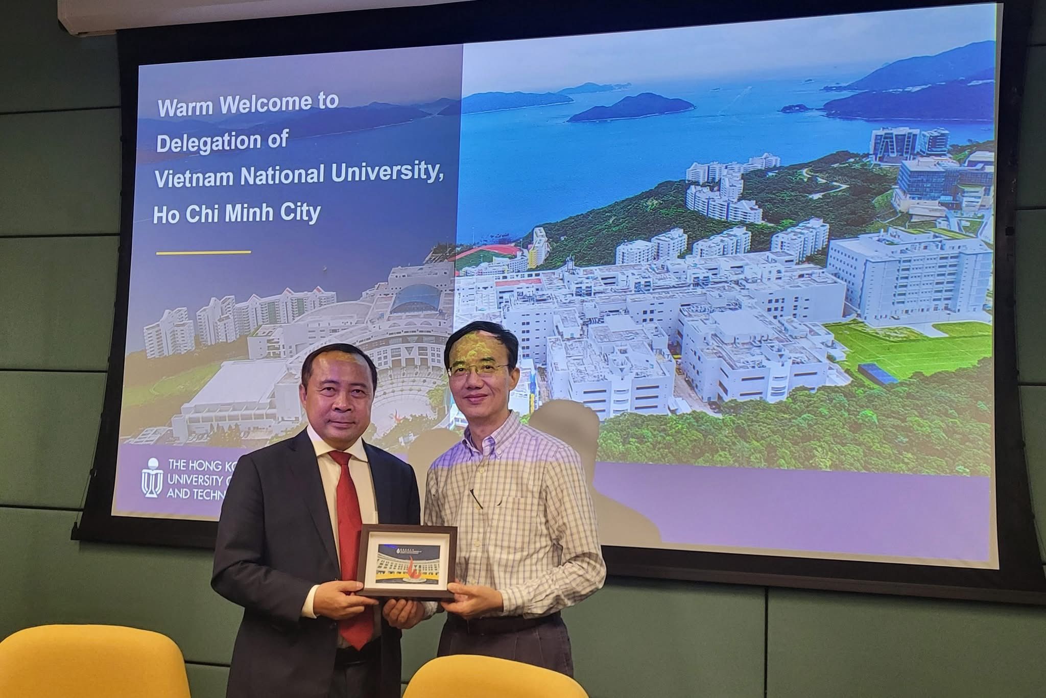 HKUST Associate Provost (Teaching & Learning) Prof. Jimmy FUNG (right) presents a HKUST souvenir to Prof. Vu Hai QUAN (left).