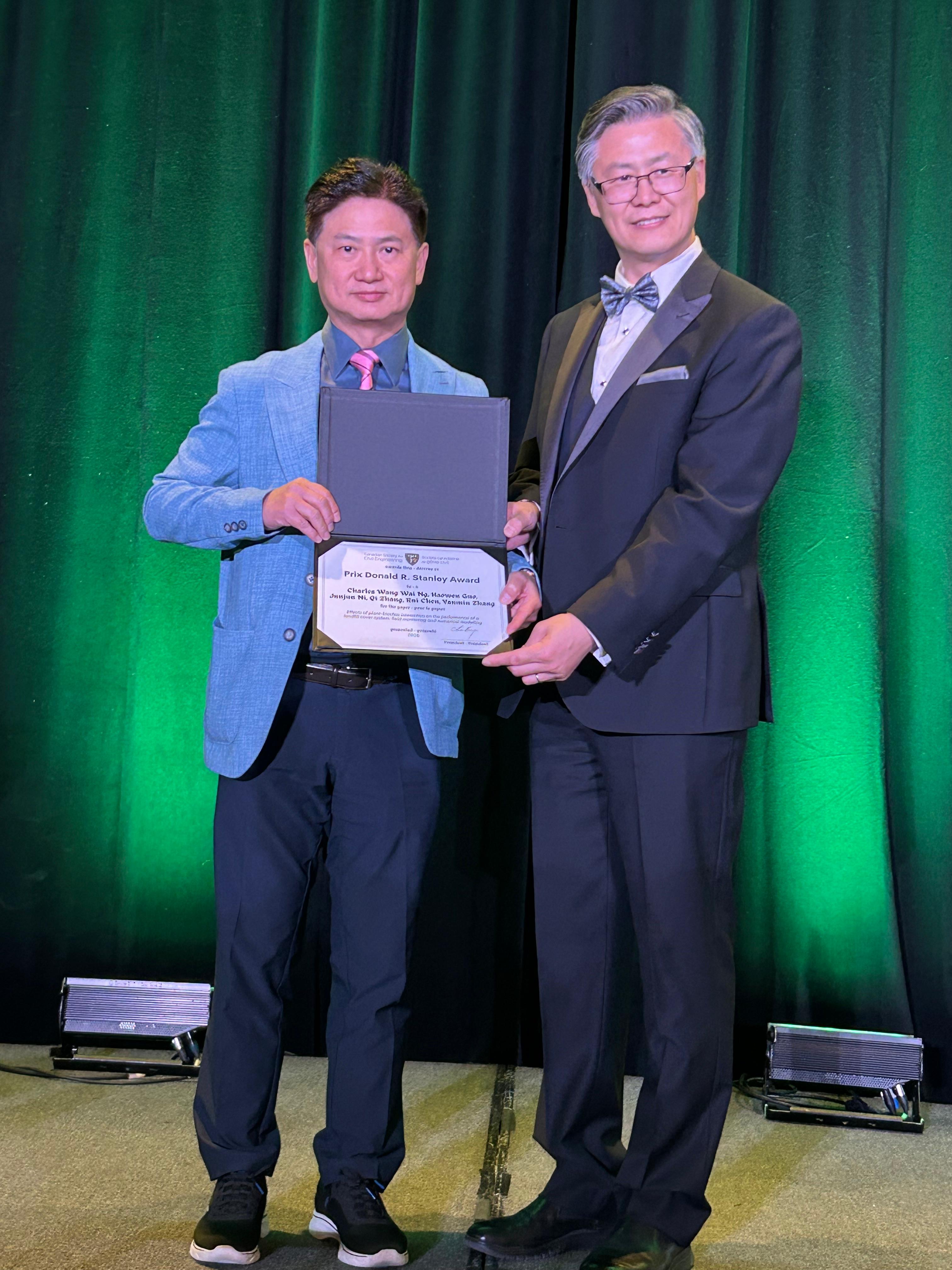 吳教授(左)亦獲頒發Donald Stanley最佳論文獎，獎項旨在表揚每年在《Canadian Geotechnical Journal》期刊發布的最佳論文。