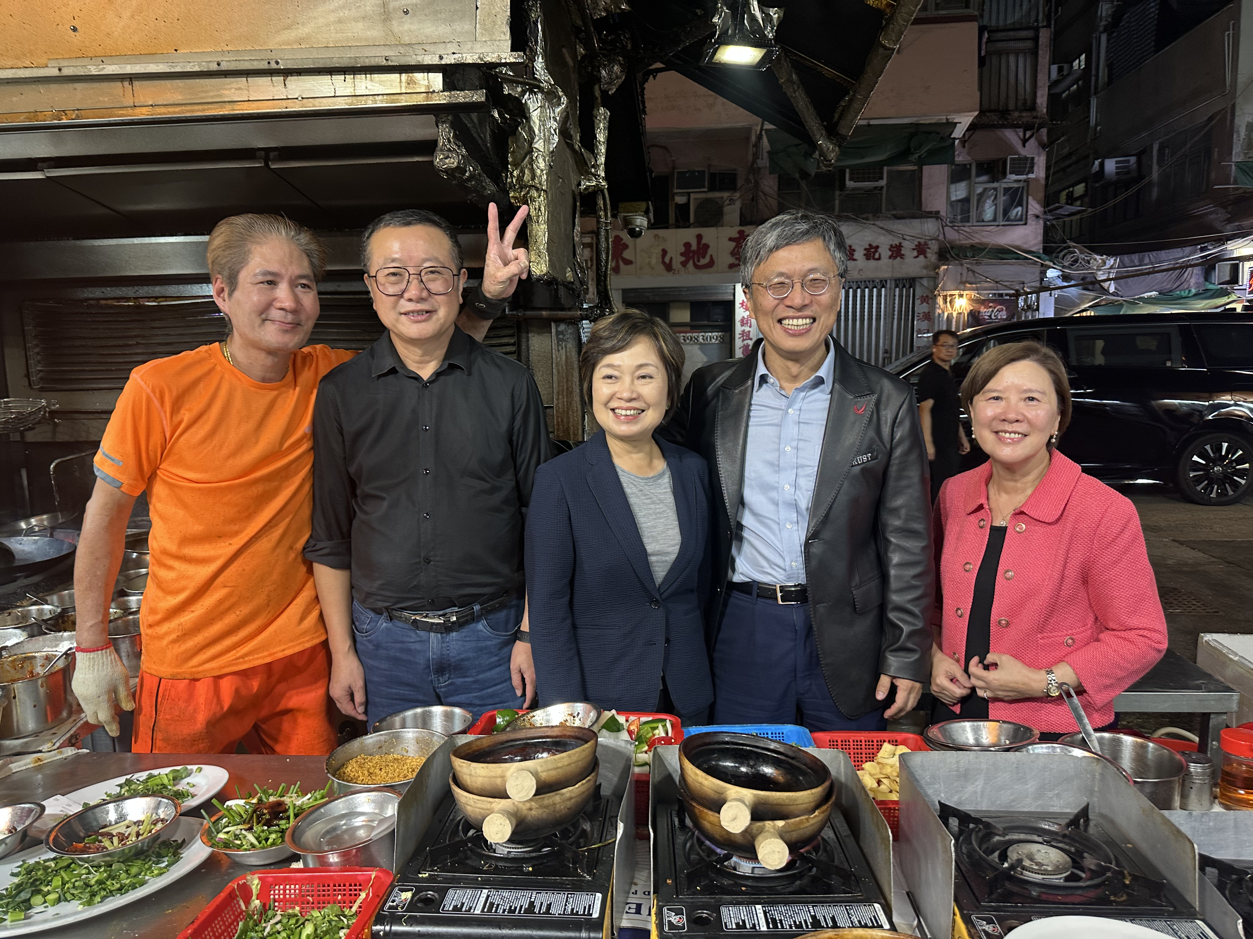 香港特别行政区教育局局长蔡若莲博士（中）、科大校董会主席沈向洋教授（右二）、校长叶玉如教授（右一）、荣誉博士刘慈欣博士（左二）与大排档主厨亲切合影。