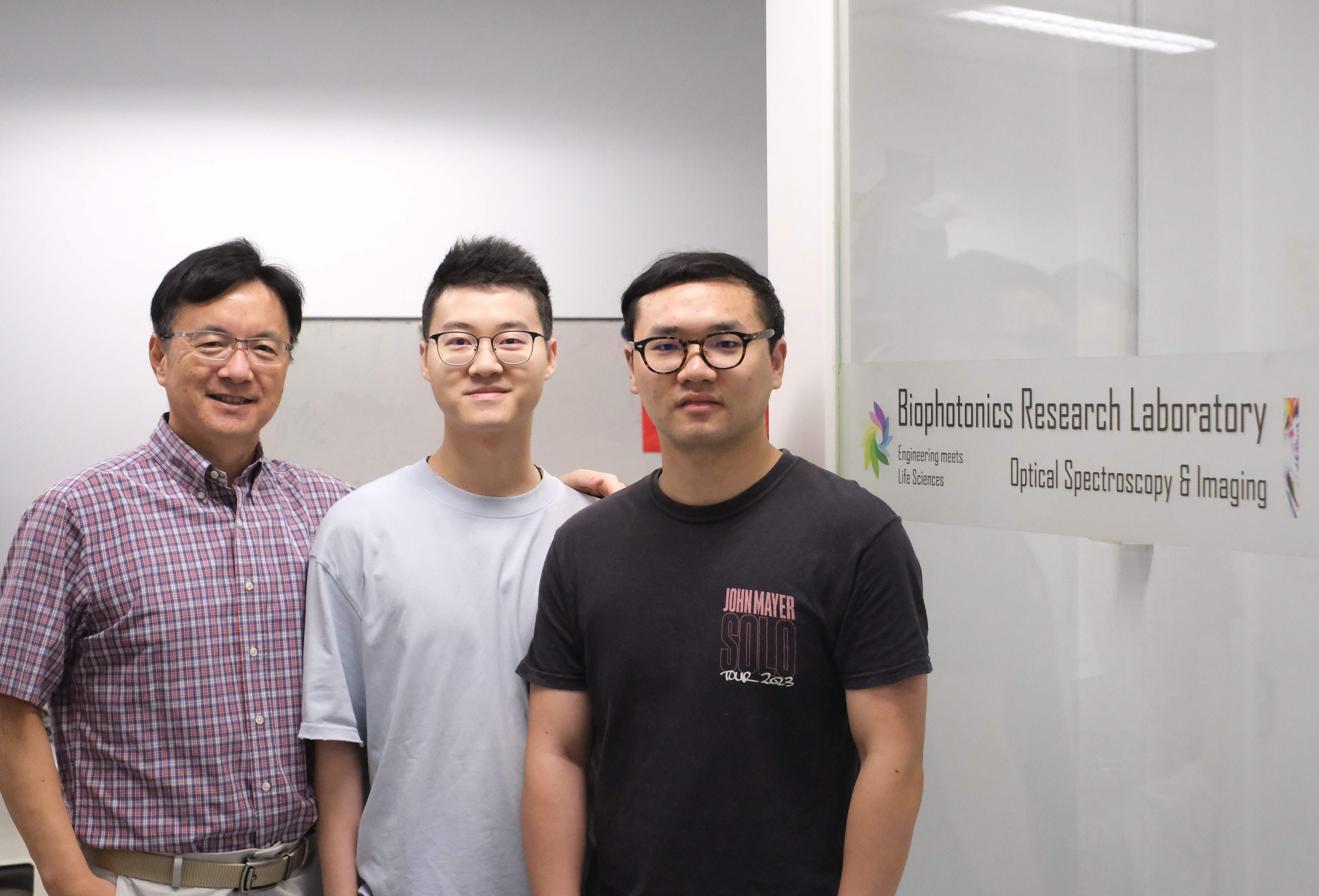 Group photo of Prof. Qu Jianan (left), FU Yiming (center) and SHE Zhentao (right), PhD students of the Department of Electronic and Computer Engineering and co-first authors of the study.