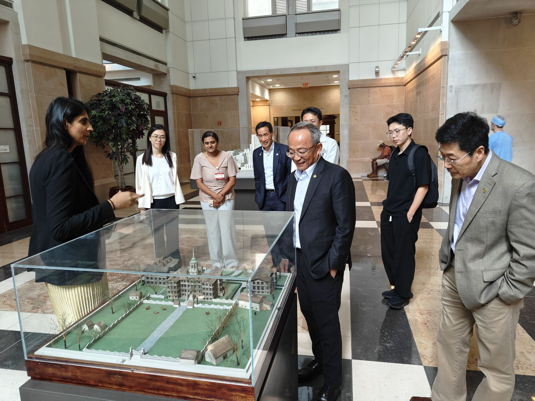 The HKUST delegation tours Weill Cornell Medicine College.