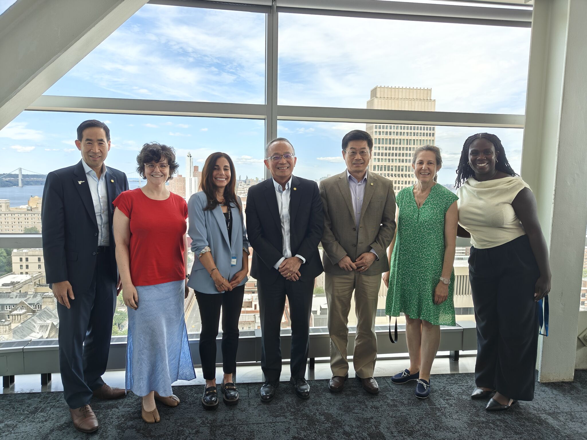 The HKUST delegation meets with Columbia University Associate Vice President for Research Initiatives and Development Prof. Sharon SPUTZ (second right), Chair of the Department of Biomedical Informatics Prof. Noémie ELHADAD (second left), and James S. Jackson Healthy Longevity Professor of Epidemiology Prof. Allison AIELLO (third left). 
