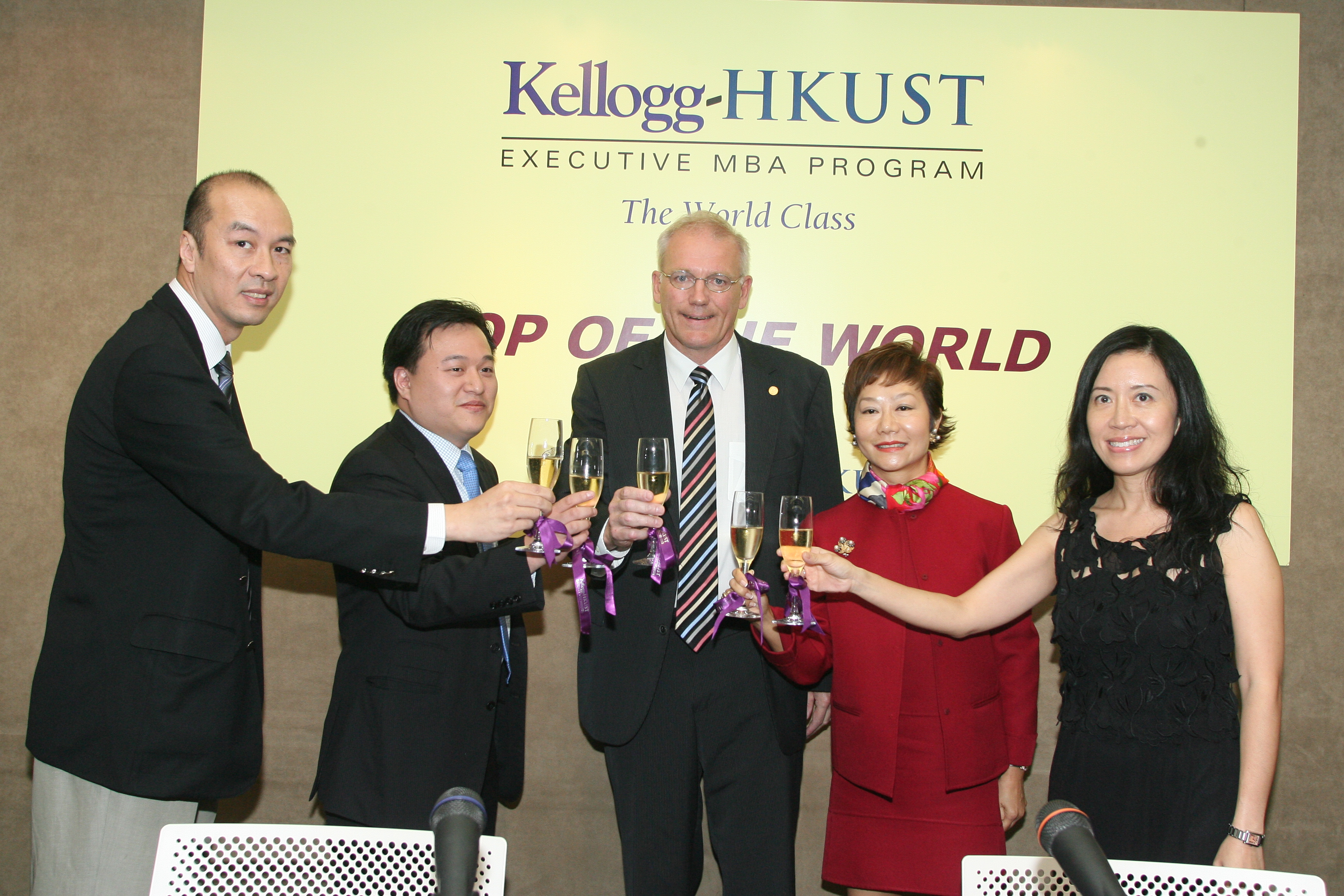 科大商學院資深副院長及課程始創主任戴啟思教授（圖中）及課程主管區敏儀女士（右一）與2008年度學生：東方海外貨櫃航運公司董事及資訊總裁，資訊及服務部蕭啟豪先生（左一），私務投資主管亞太區高級董事總經理陳明克先生（左二）及何君柱、方燕翔律師樓高級顧問廖子茵女士一同慶祝此喜訊。