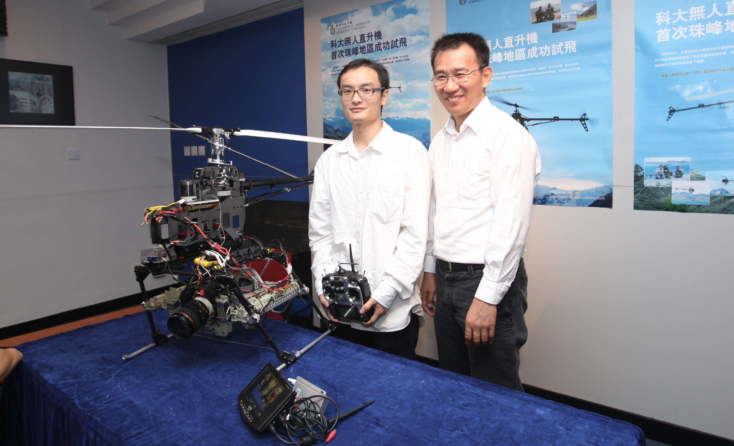 李泽湘教授（右）和汪滔同学。