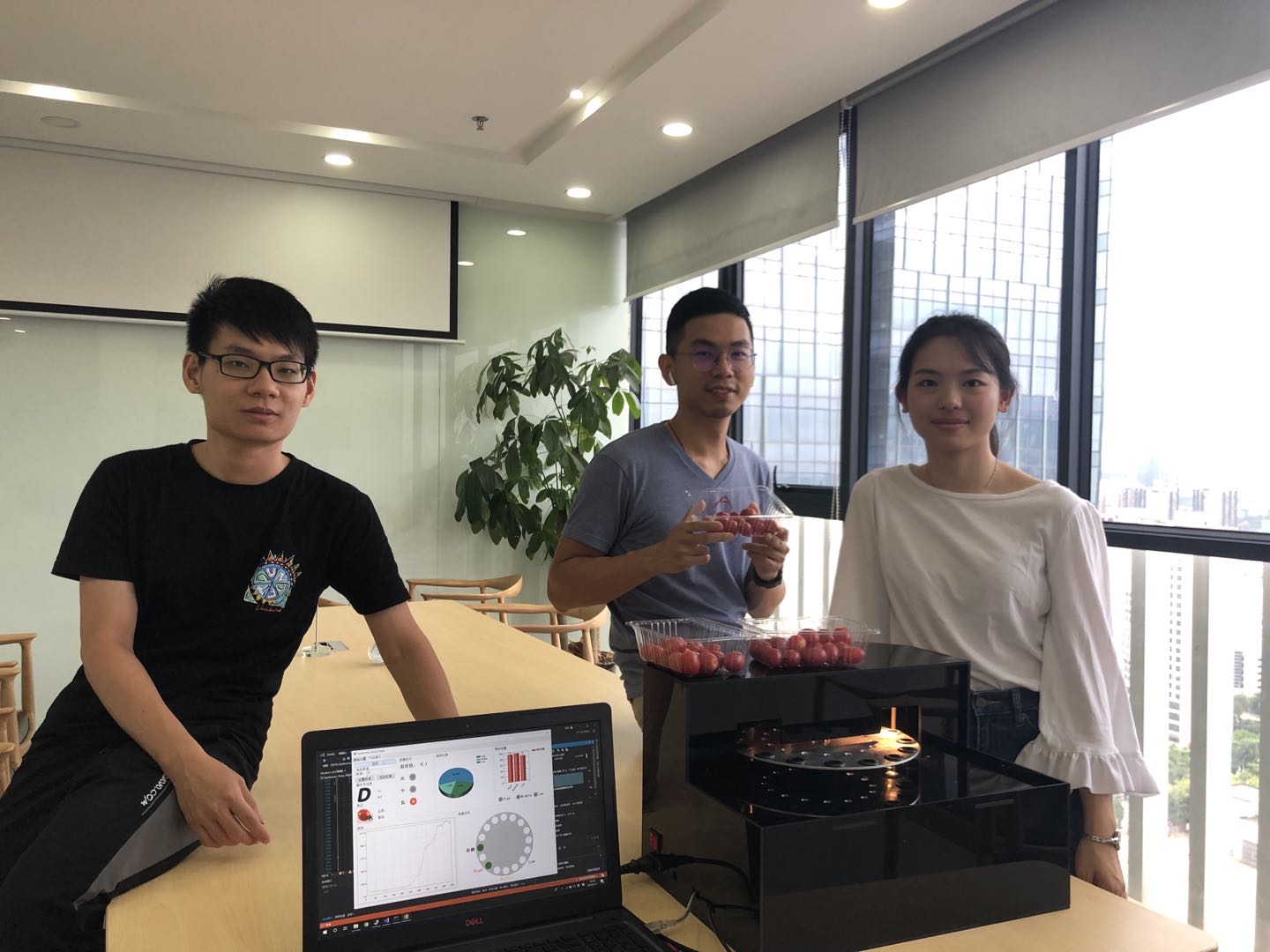 潔茹（右）的公司正準備開展下一輪的業務融資計劃，創業指導計劃正好來得合時。