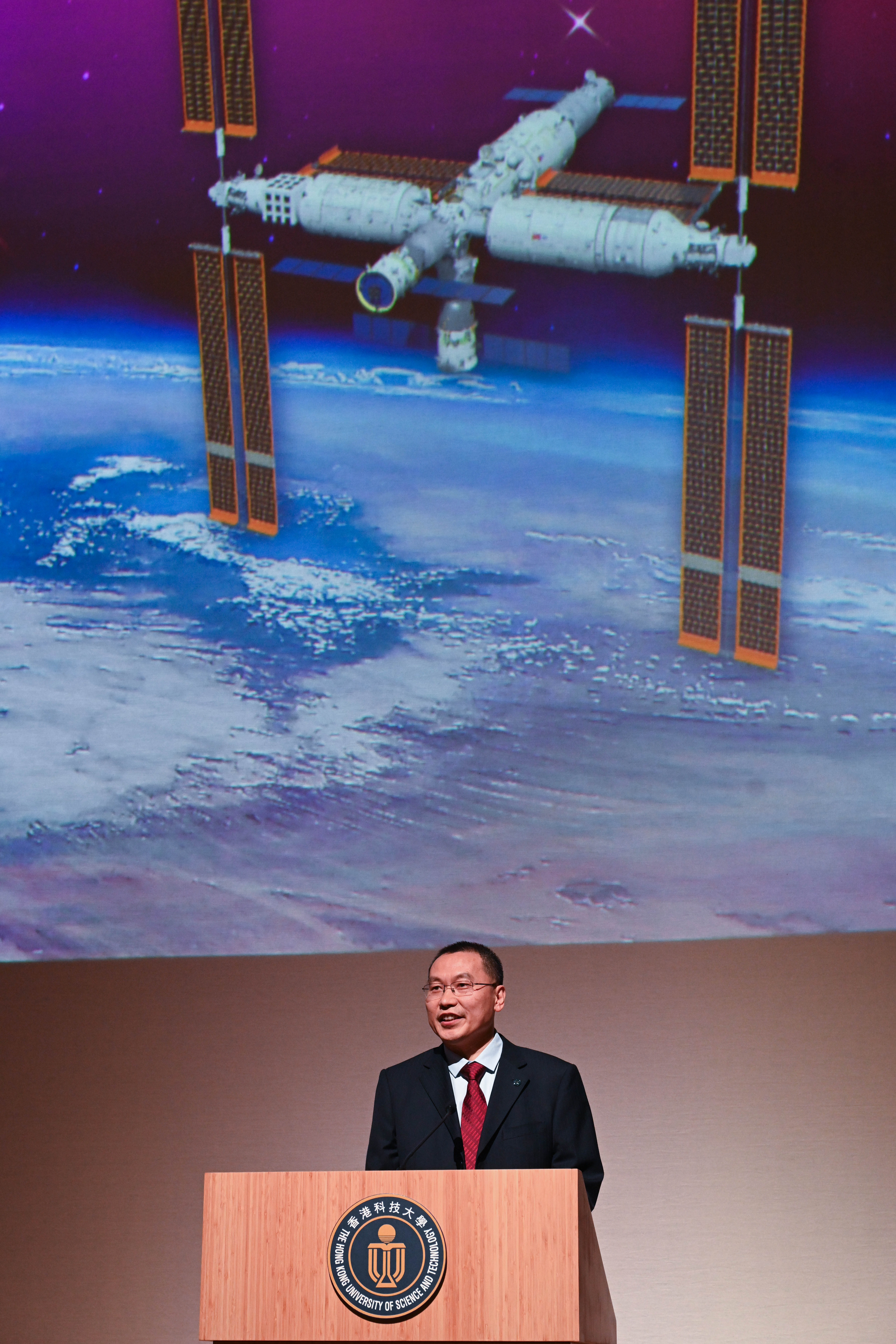 The China Manned Space delegation continued their visit in Hong Kong today (November 30). Photo shows Assistant Chief Designer of the China Manned Space Program Mr Dong Nengli attending the dialogue session with teachers and students held at the Hong Kong University of Science and Technology.