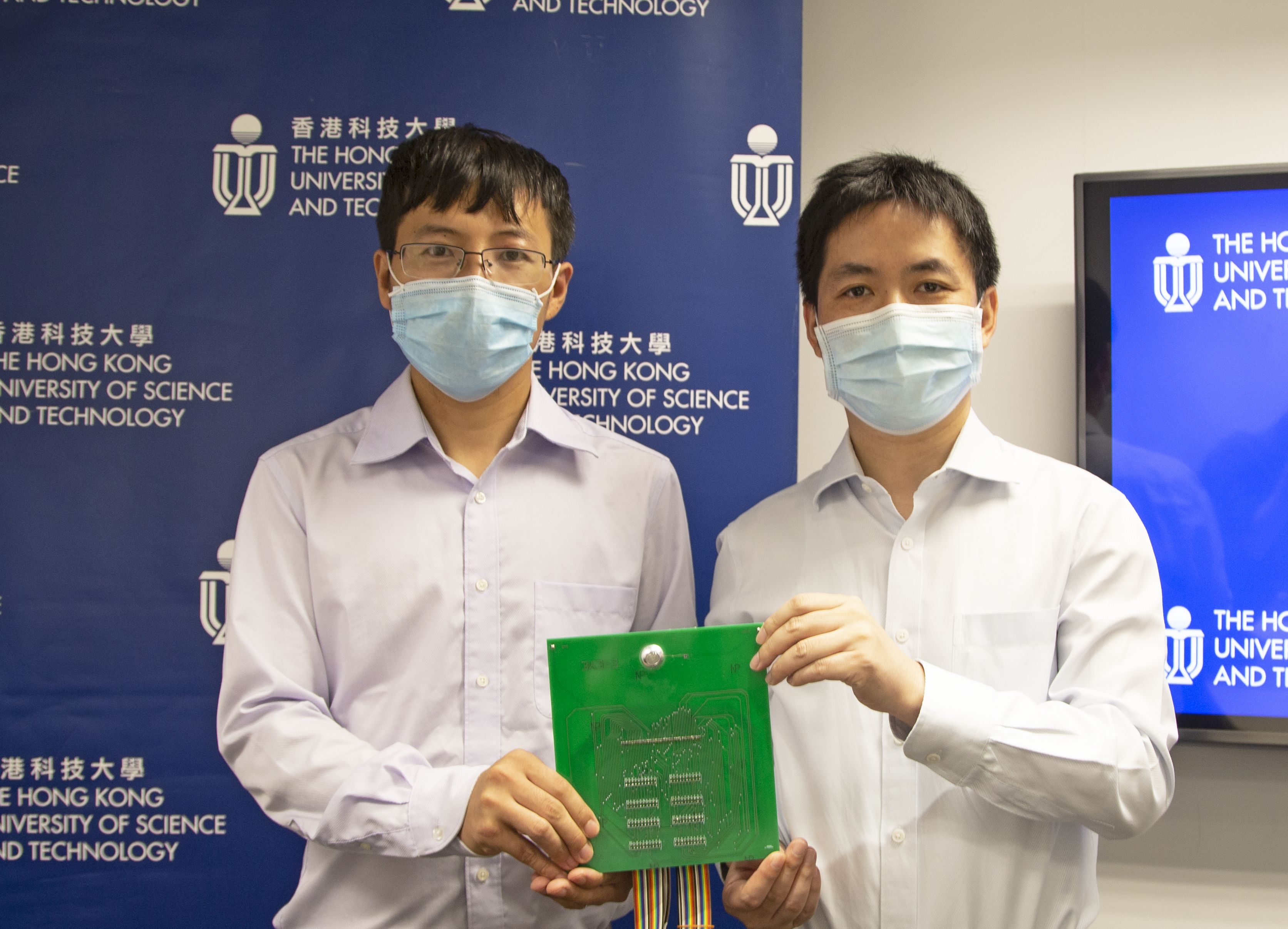 范教授（右）及顧博士介紹電化學仿生眼如何操作。