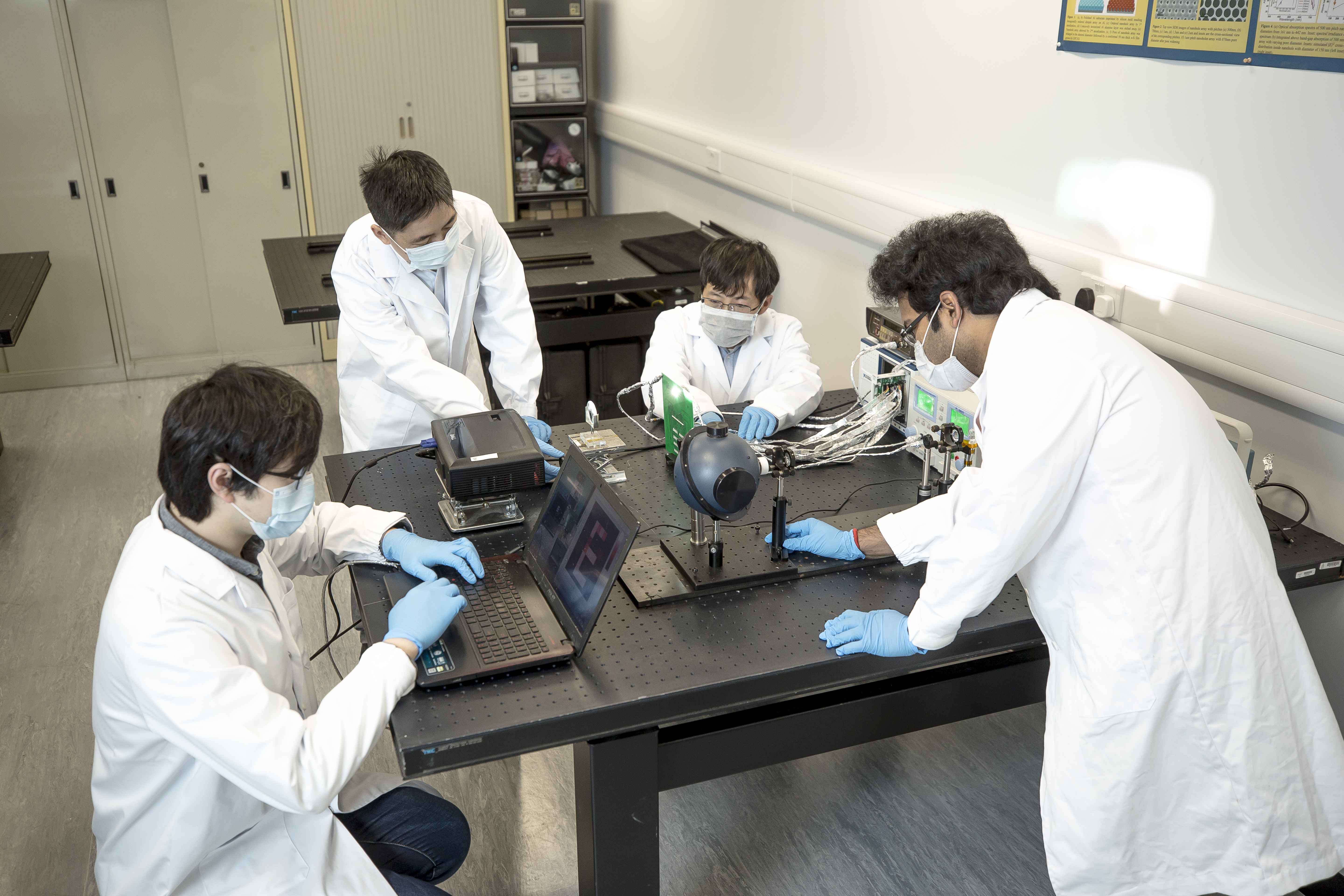 團隊示範電化學仿生眼的運作原理。