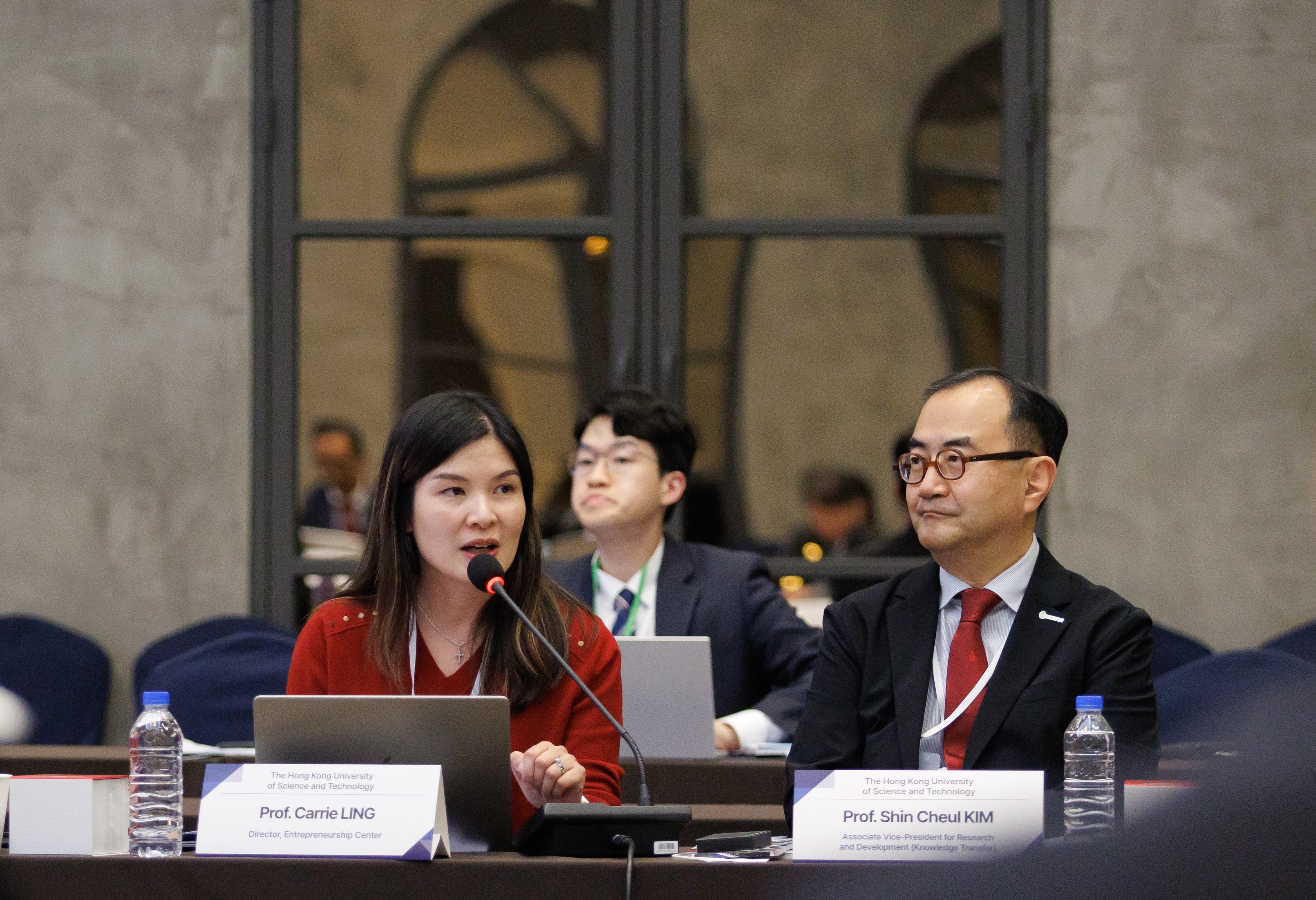 科大创业中心主任凌恒然教授（左）汇报AUA创新与创业网络辖下项目的工作成果。