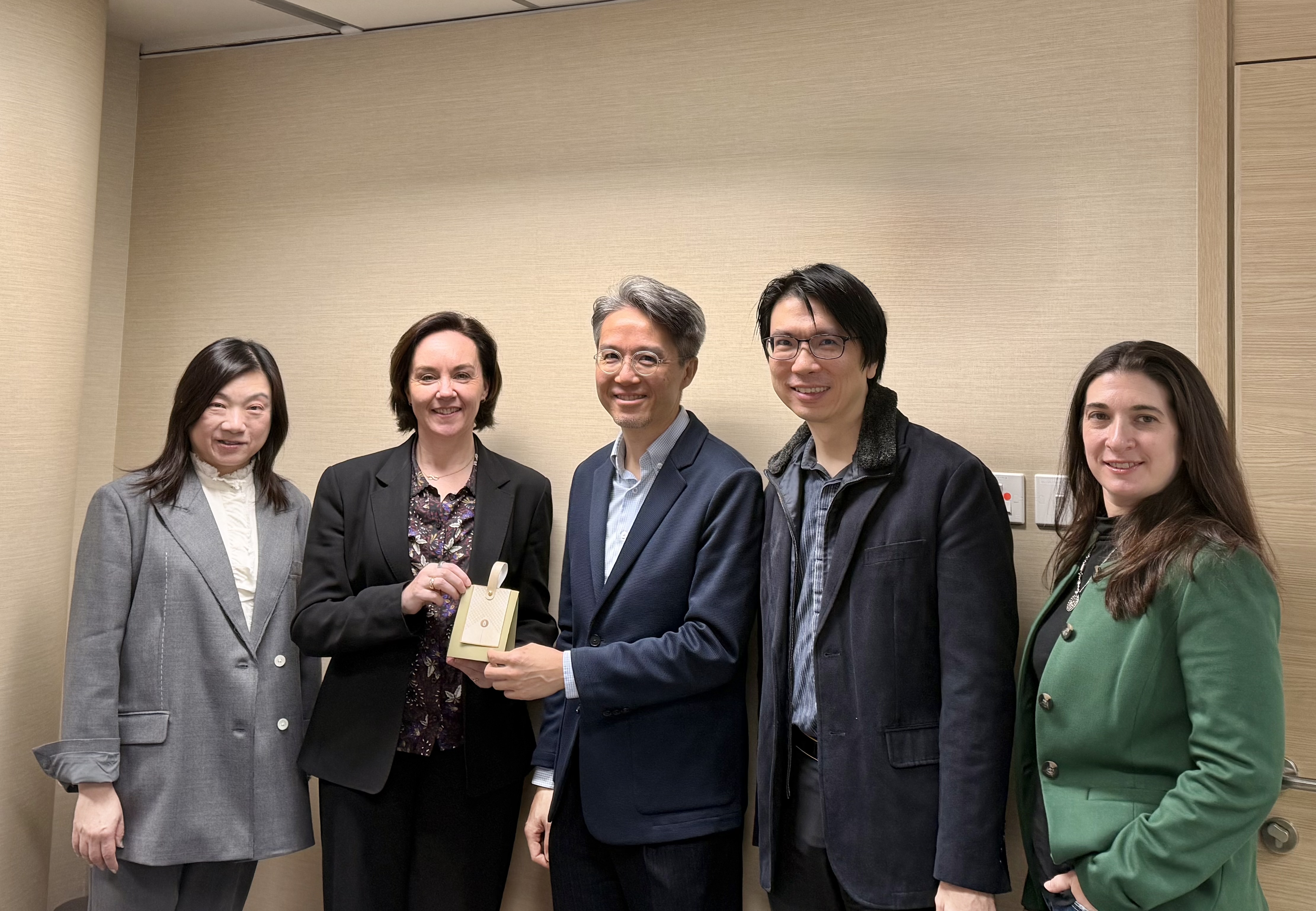 HKUST Associate Dean of Science (Student Recruitment) Prof. Ho Yi MAK (center) presents souvenir to Prof. Catherine KELLY, Head of Bristol Law School (second left), joined by Prof. Henry LAM, Associate Dean of Engineering (Undergraduate Studies) (second right) and Prof. Kira MATUS, Acting Head and Professor of the Division of Public Policy (first right).