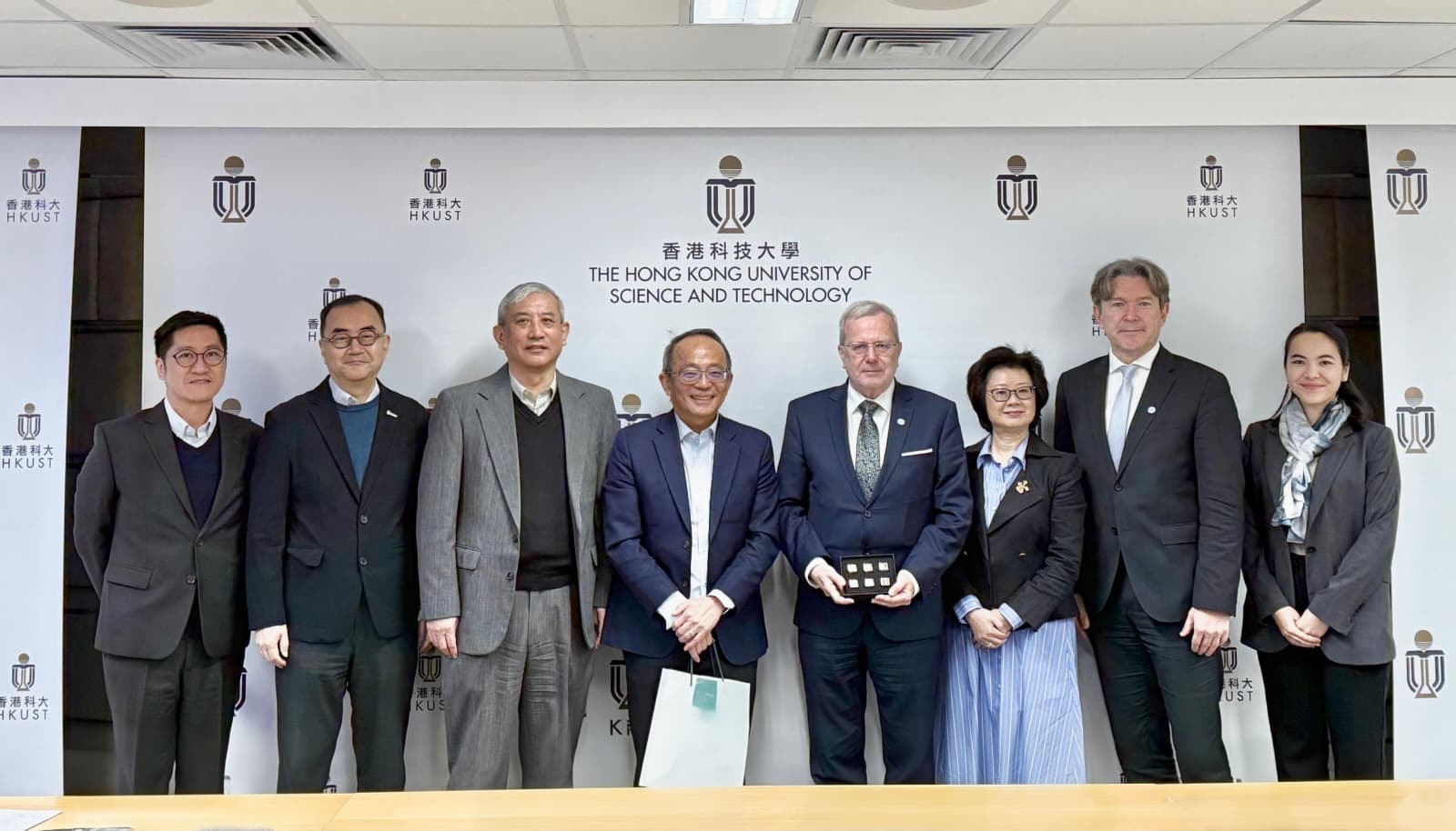 科大副校长（研究及发展）郑光廷教授（左四）、协理副校长（研究）童彭尔教授（左三）及协理副校长（知识转移）金信哲博士（左二），与匈牙利国家研究网络（Hungarian Research Network， HUN-REN）主席Balázs GULYÁS教授（右四）、行政总裁Roland JAKAB先生（ 右二）及国际科研秘书Barbara Ning BÁLINT女士（右三）合照留念。