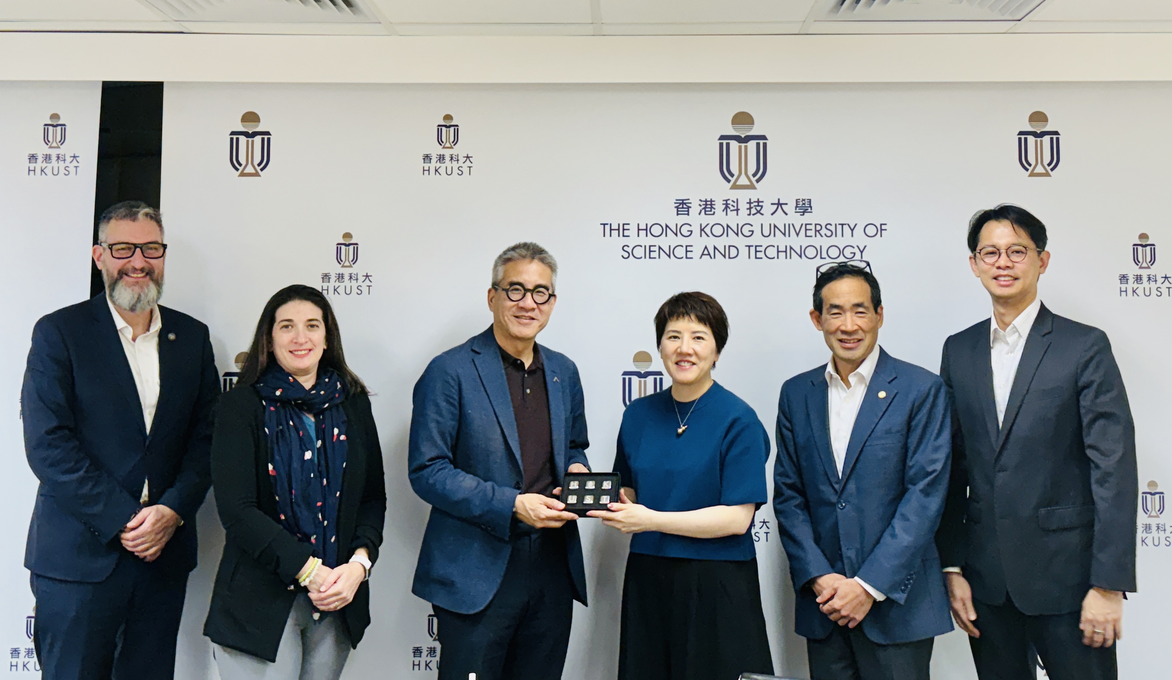 Group photo: Assistant Vice-President (Global Engagement) Prof. Angela NG, Acting Dean of Fok Ying Tung Graduate School Prof. Bert SHI, Associate Dean of Business and Management and Program Director of the Global Business Program Prof. Tat Koon KOH, Acting Head & Professor of Division of Public Policy Prof. Kira MATUS and University of Toronto Vice-President, International Prof. Joseph WONG and Associate Vice-President International Prof. Alex MIHAILIDIS.