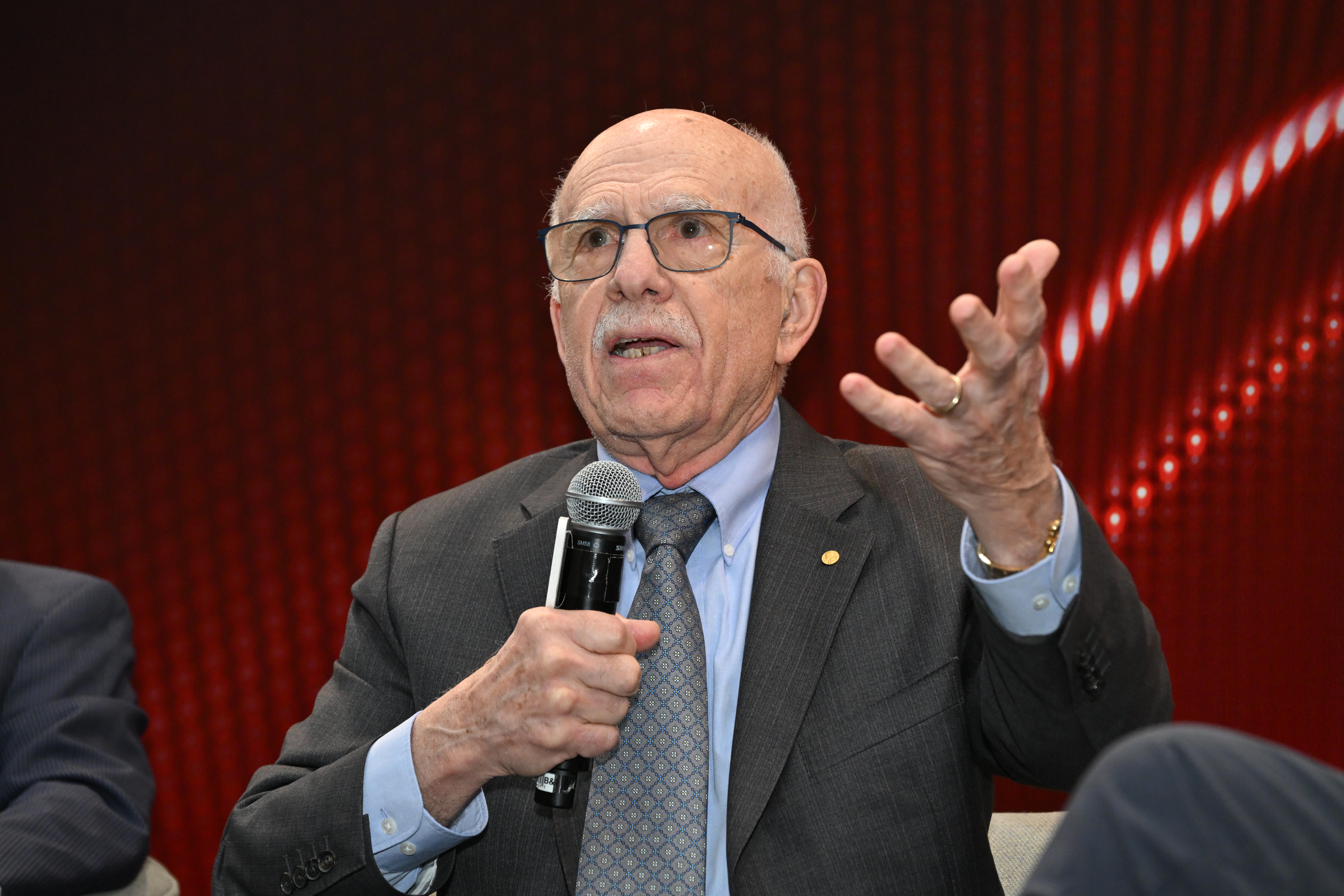 路伊格纳洛教授强调好奇心对科研的重要性，鼓励研究人员拥抱创新思维，开拓属于自己的道路。