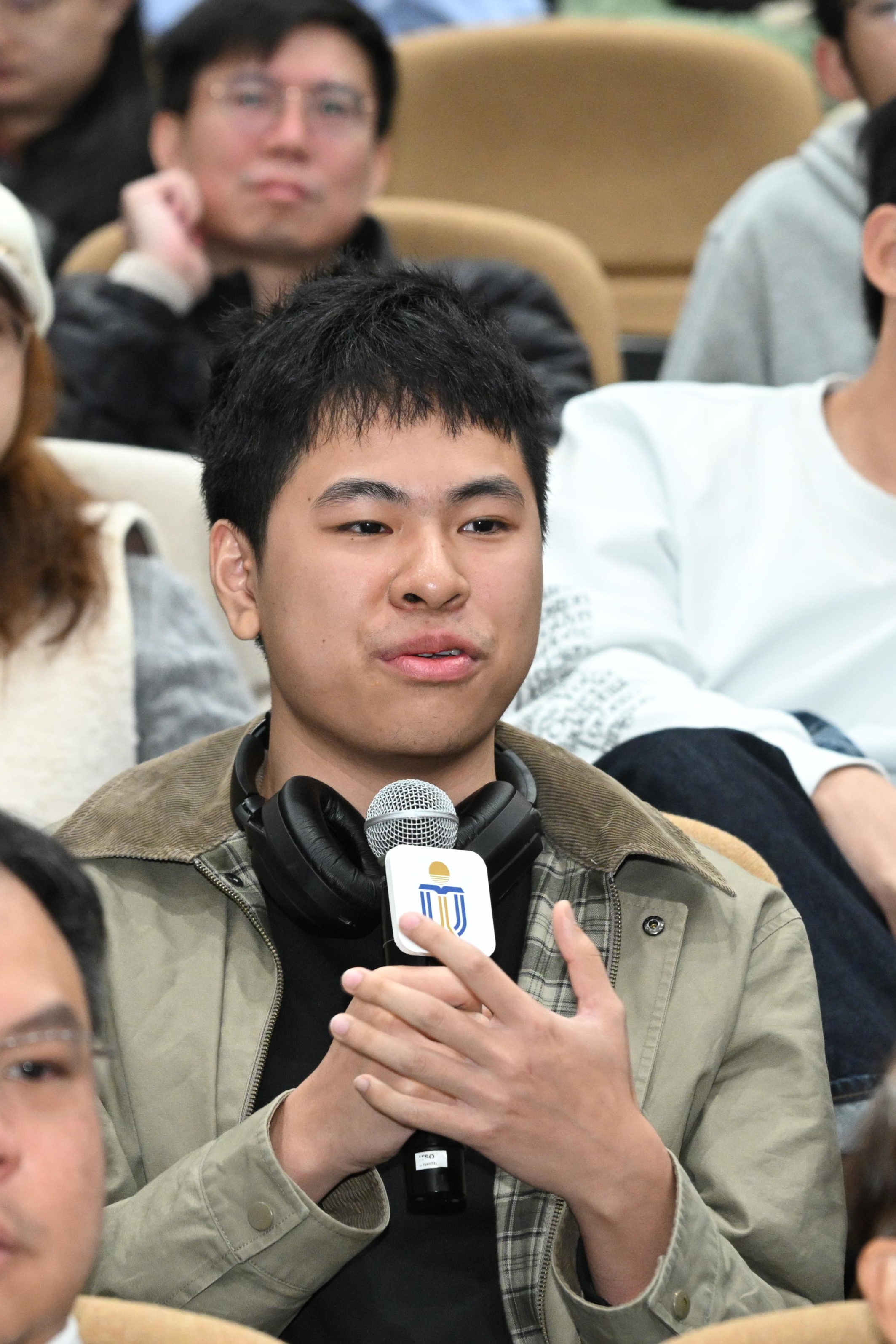 一众诺贝尔奬得主与参加者进行了互动问答环节，其间师生踊跃发问，气氛热烈，共同探讨了多项影响世界未来发展的重要议题。