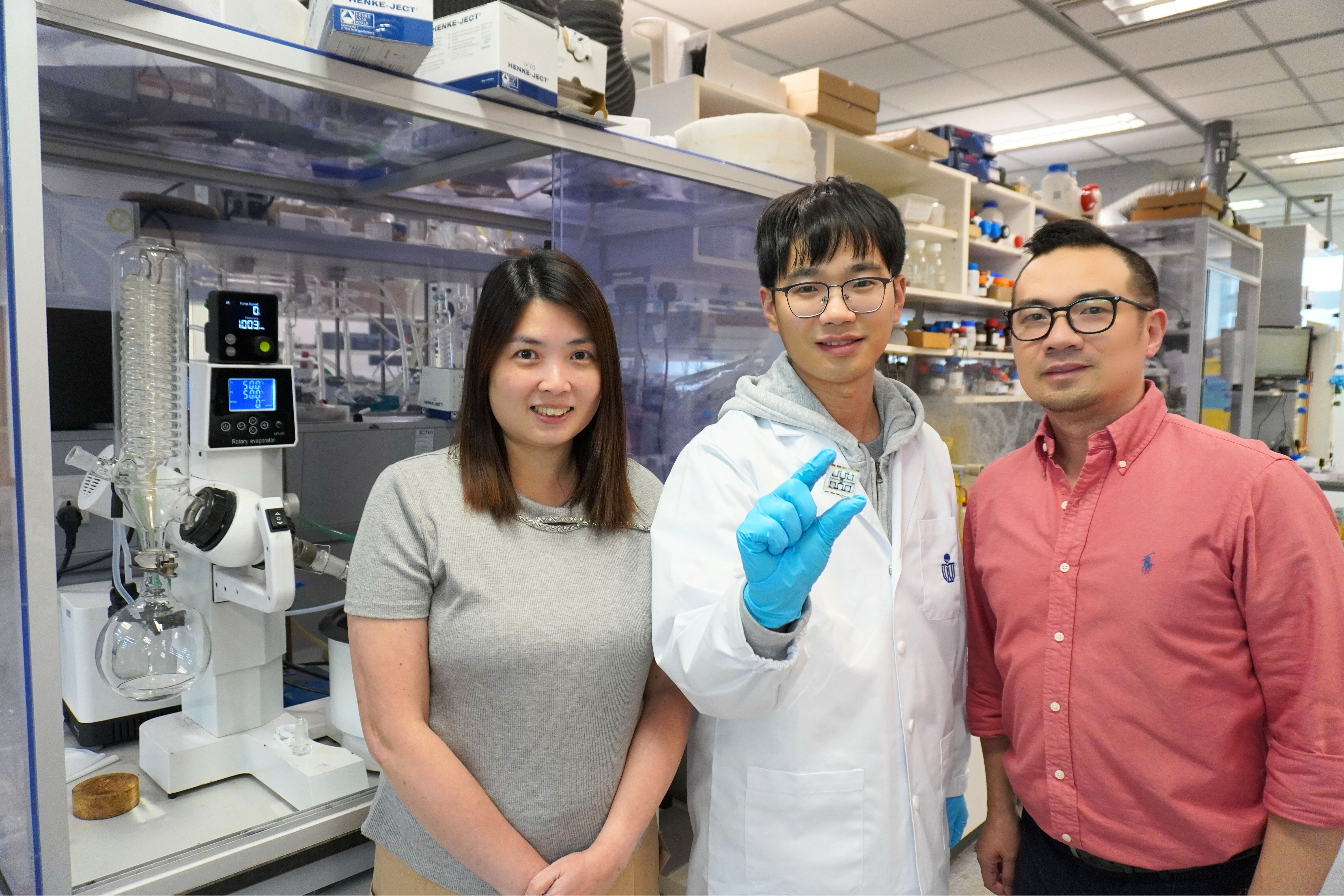 常晓明博士（中）与团队成员林彦宏助理教授（右）及杨思恩博士（左）展示最新开发的钙钛矿太阳能电池。