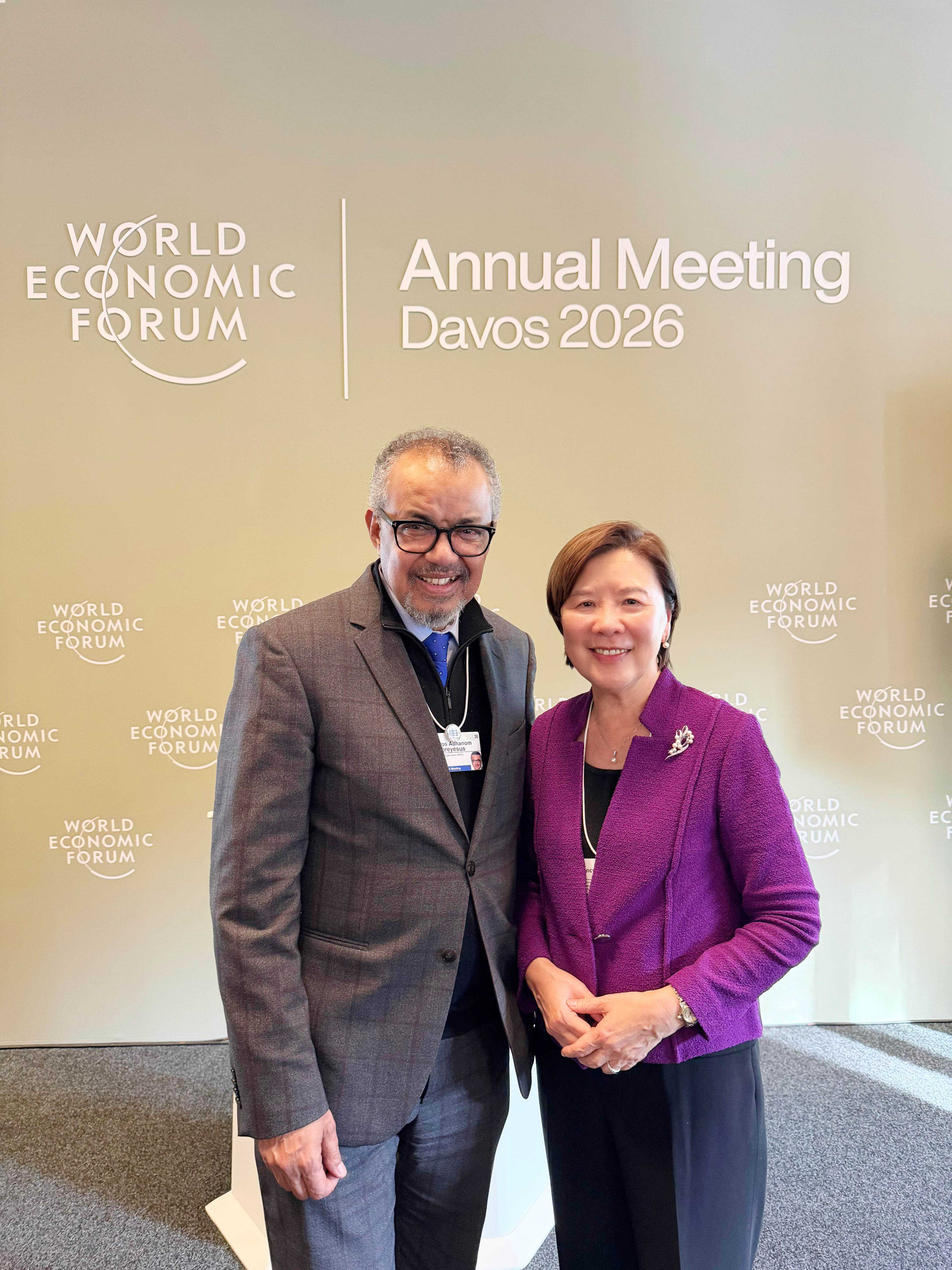 叶校长（右）与世界卫生组织总干事谭德塞博士（左）合影。