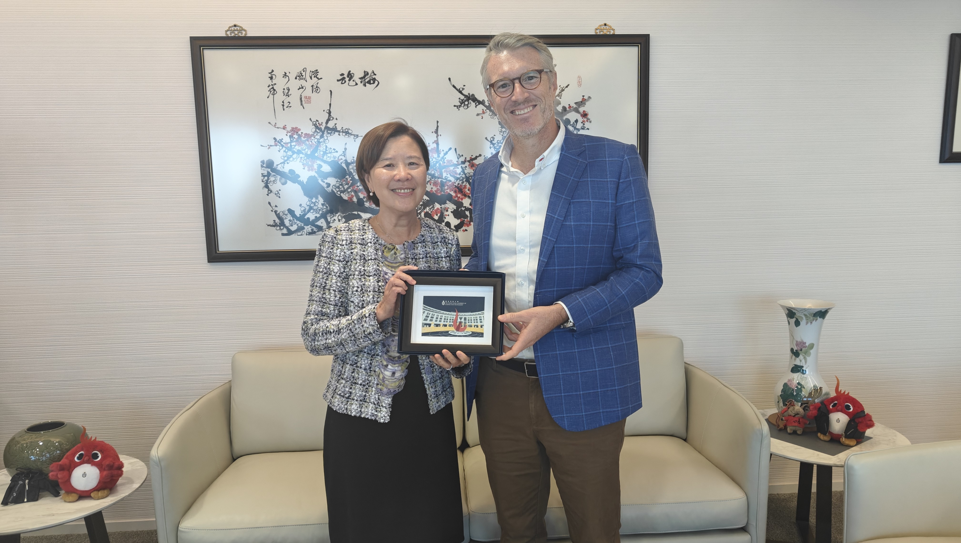 President Prof. Nancy IP (left) presents a souvenir to Consul General of Switzerland in Hong Kong Mr. Daniel FREIHOFER (right).