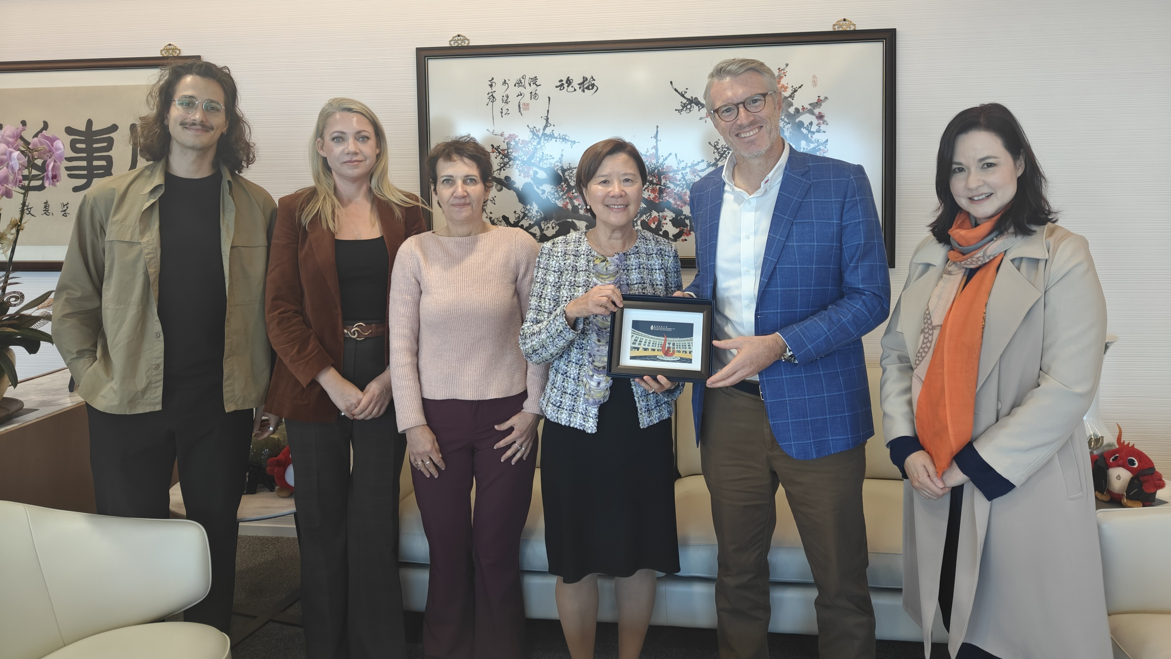 Group photo: HKUST President Prof. Nancy IP (third right), Associate Provost (Institutional Data & Research) Dr. Alison LLOYD (first right), Consul General of Switzerland in Hong Kong Mr. Daniel FREIHOFER (second right), Ms. Francoise ZILLWEGER, Deputy Consul General (third left) and Advisor - Public Diplomacy, Science, Innovation & Investment Promotion Mrs. Ylva FREIHOFER (second left)
