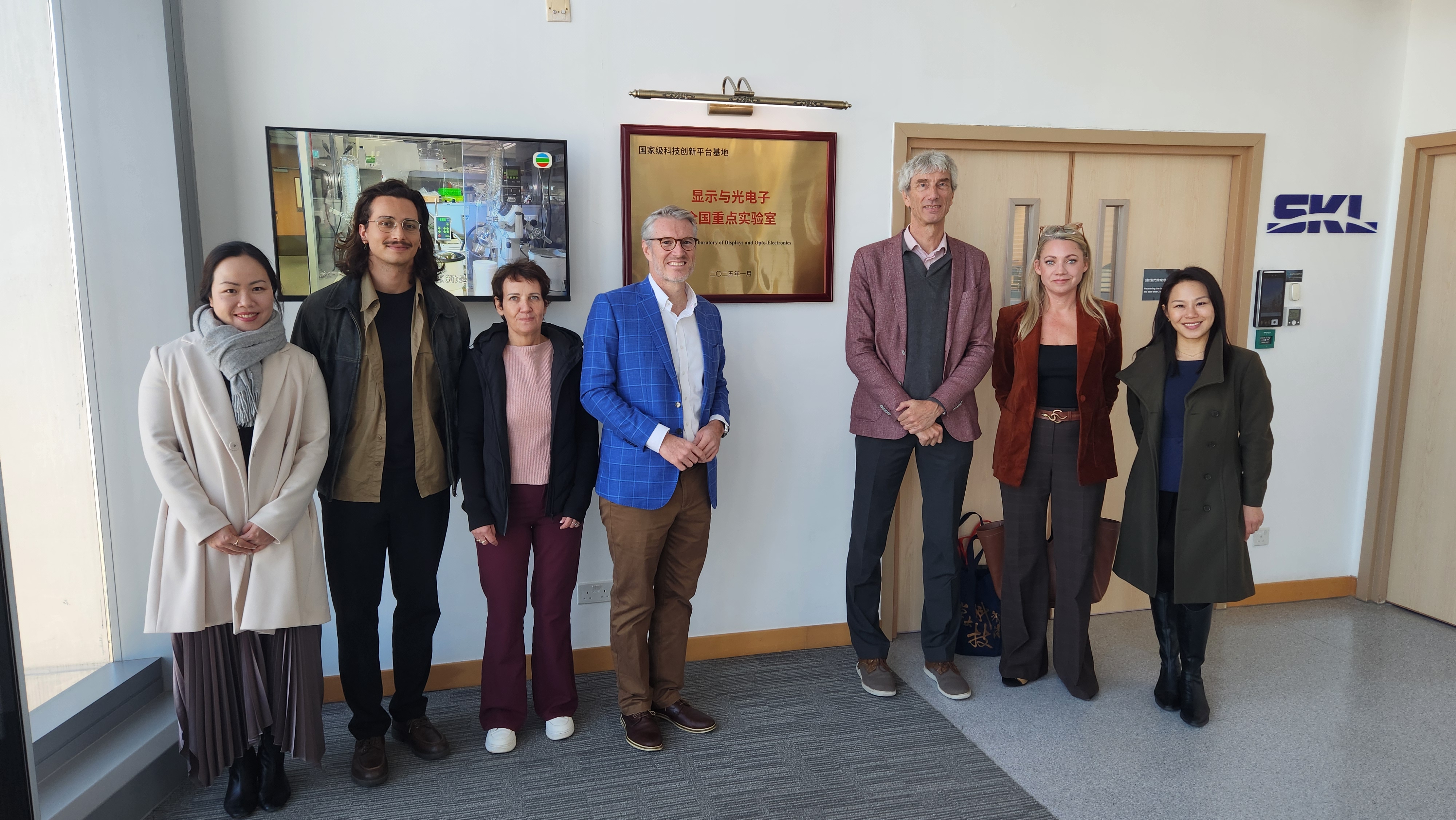 The delegation toured to the State Key Laboratory of Displays and Opto-Electronics