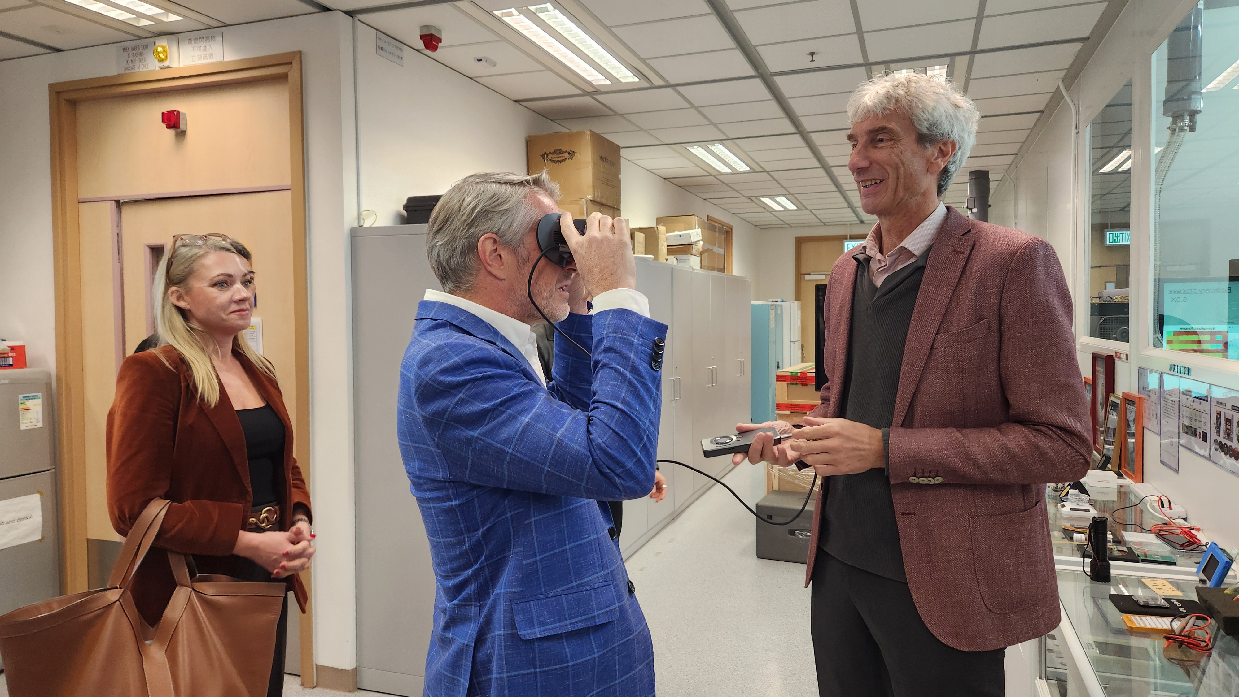 Director of State Key Laboratory of Displays and Opto-Electronics Prof. Kristiaan NEYTS showcased HKUST's advanced research in display technology.