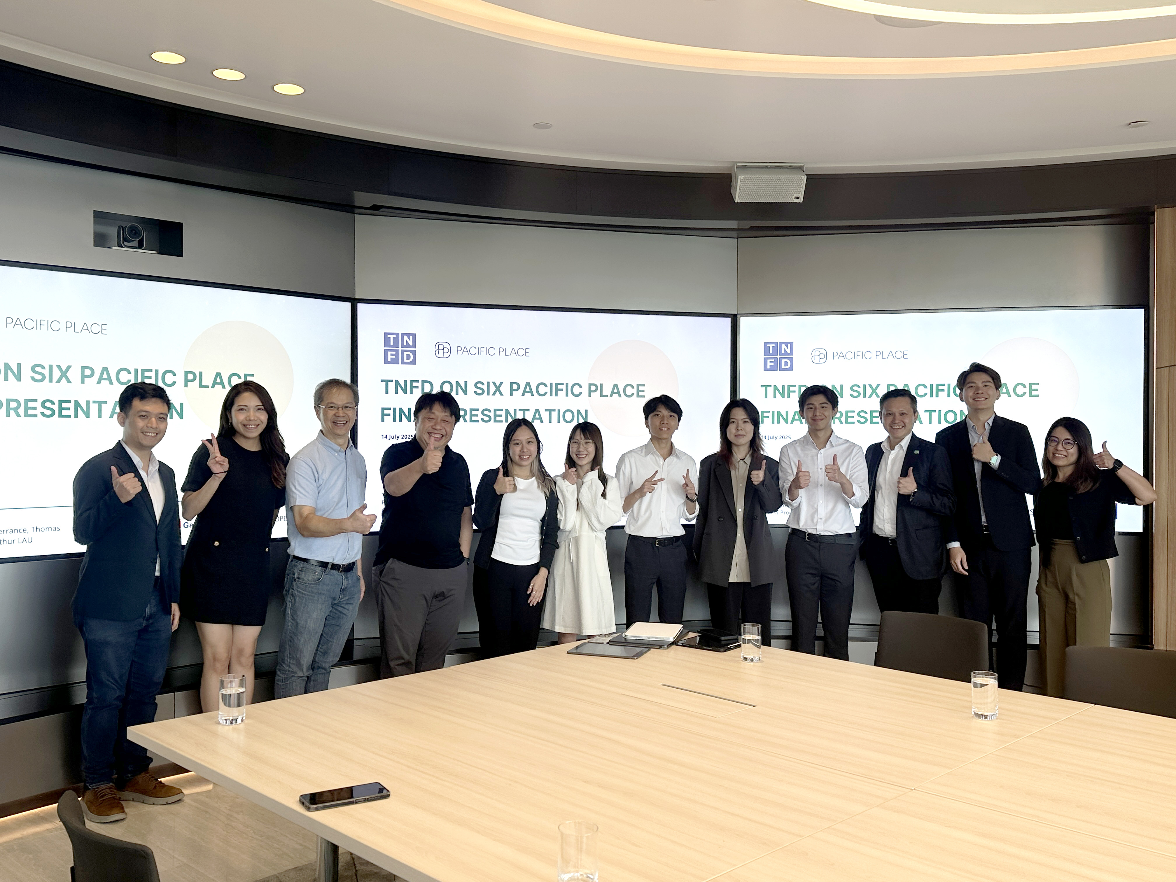 匯報會上，EVMT學生與來自金門建築及太古地產的專家交流，分享研習成果。（圖左至右）科大環境及可持續發展學部助理教授陳晋登教授、金門建築集團助理可持續發展經理鄭宜琪女士、科大跨學科學院副院長兼環境及可持續發展學部教授劉培生教授、金門建築集團可持續發展經理謝志軒先生、EVMT 四年級生劉芷淇、盧卓岭及陳煒豪、EVMT 2025年畢業生溫昕言及畢業生鄧明睿、太古地產可持續發展總監何浩賢先生、助理可持續發展經理丘梓成先生，以及可持續發展經理柳淑淇女士。