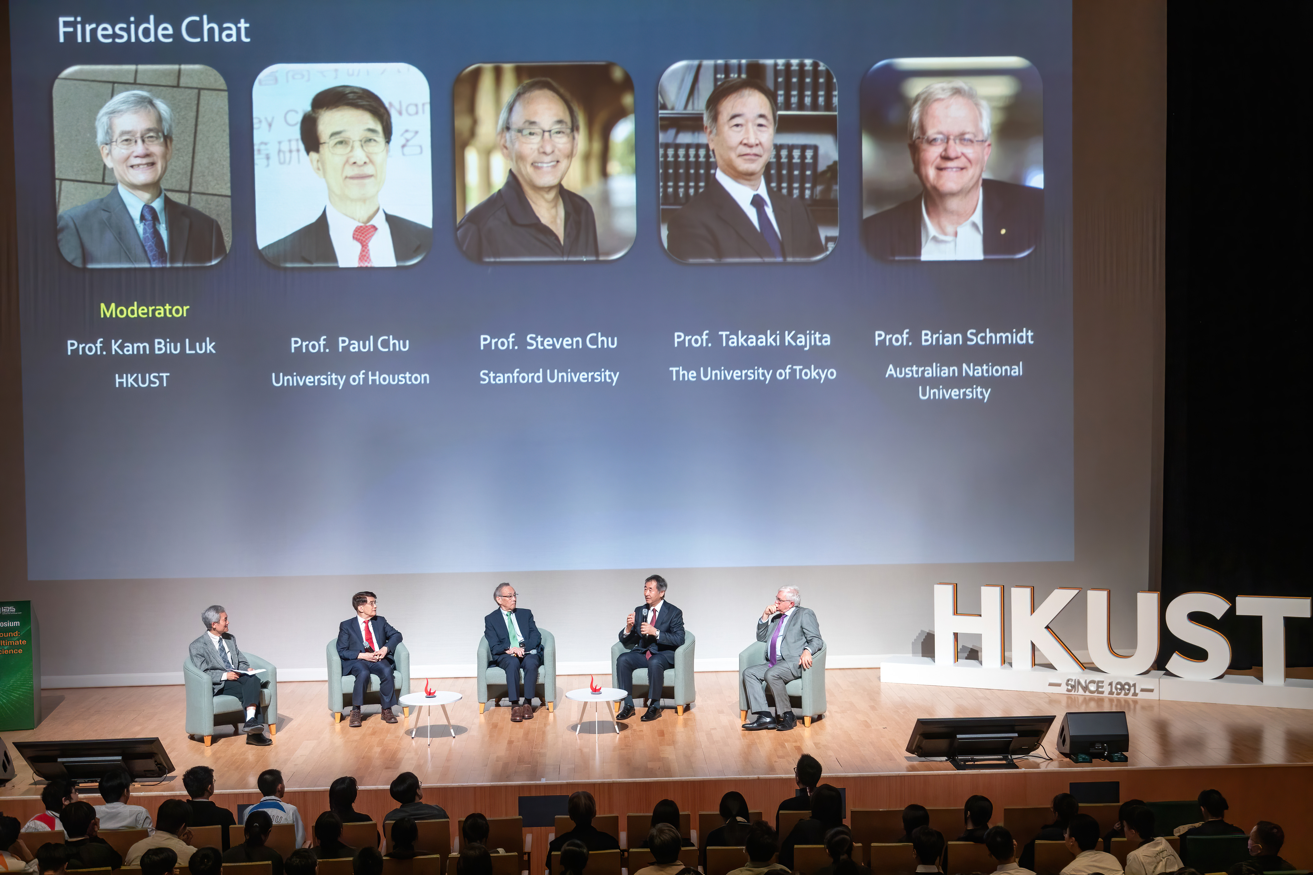 Prof. Paul C. W. CHU, President Emeritus of HKUST and T. L. L. Temple Chair of Science of University of Houston (second left); Prof. Steven CHU, William R. Kenan Jr. Professor of Physics, of Molecular and Cellular Physiology, and of Energy Science and Engineering, Stanford University (third left); Prof. Takaaki KAJITA, Distinguished University Professor, Institute for Cosmic Ray Research, The University of Tokyo (second right) and Prof. Brian P. SCHMIDT, Distinguished Professor of Astronomy, Research School