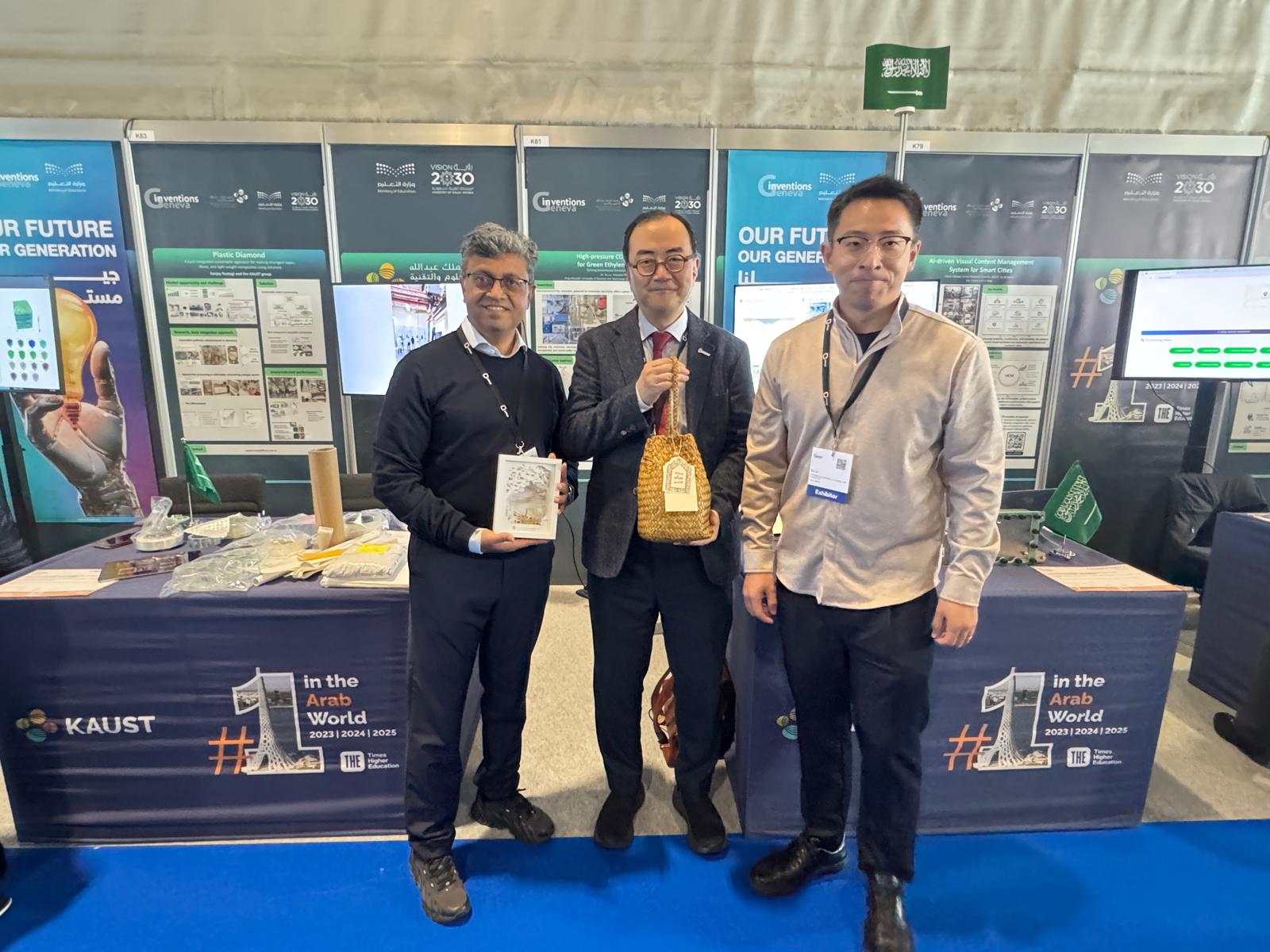 在展会期间，科大代表团亦积极与来自世界各地的国际科研机构代表交流，分享大学的最新科研成果，并探讨在科研转化、技术合作及人才培育方面的合作机遇。图中为科大协理副校长（知识转移）金信哲博士（中）。