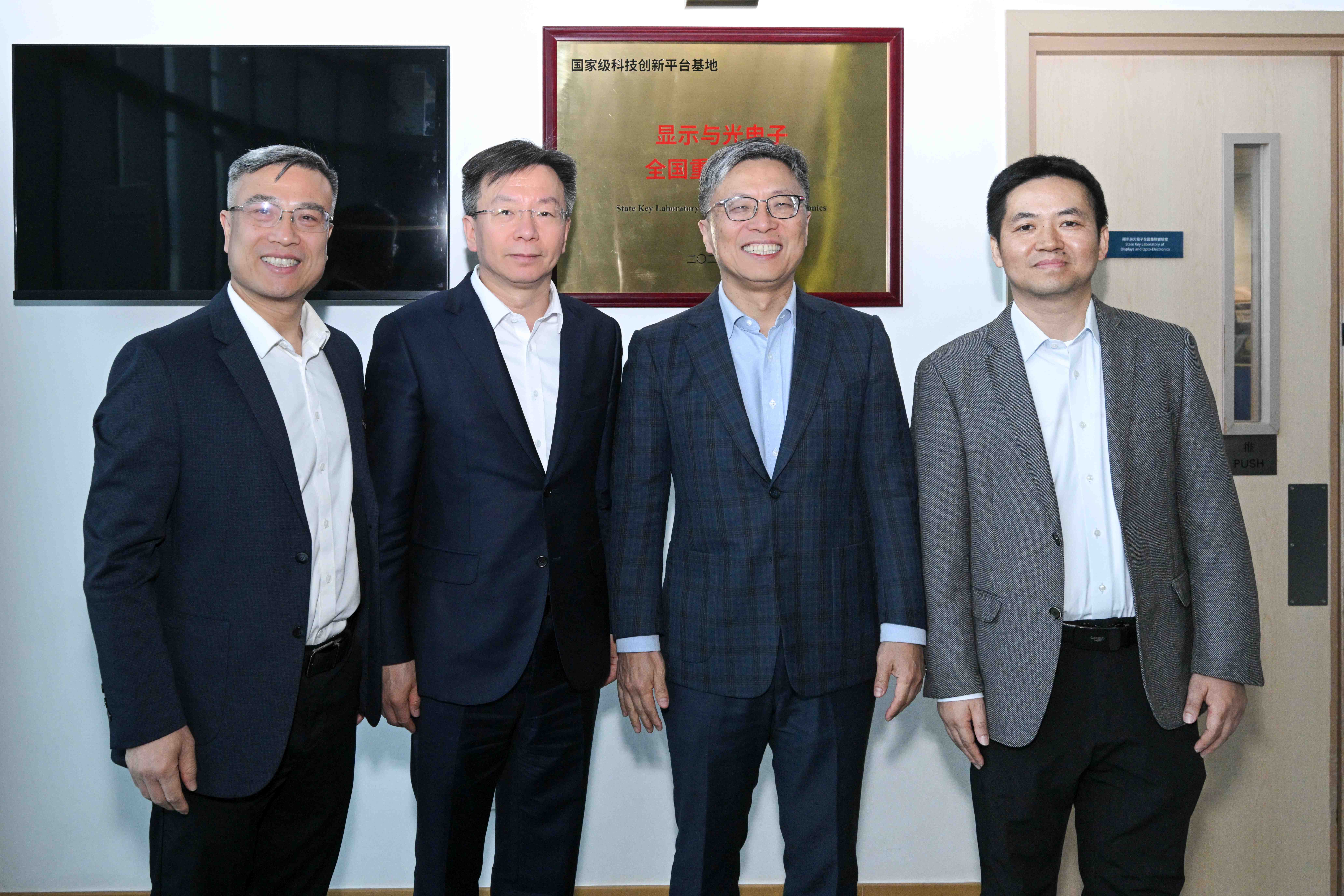 A delegation led by the Nanjing Municipal People’s Government toured the State Key Laboratory of Displays and Optoelectronics. Group photo of Mr. Li Zhongjun, Mayor of the Nanjing Municipal People’s Government (second left); Prof. Harry Shum, HKUST Council Chairman (second right); Mr. Wu Xiaocheng, Secretary of the Party Committee of SEU (first left); and Prof. Zhiyong FAN, Chair Professor of HKUST  Department of Electronic and Computer Engineering and Co-Director of the State Key Laboratory of Displays and