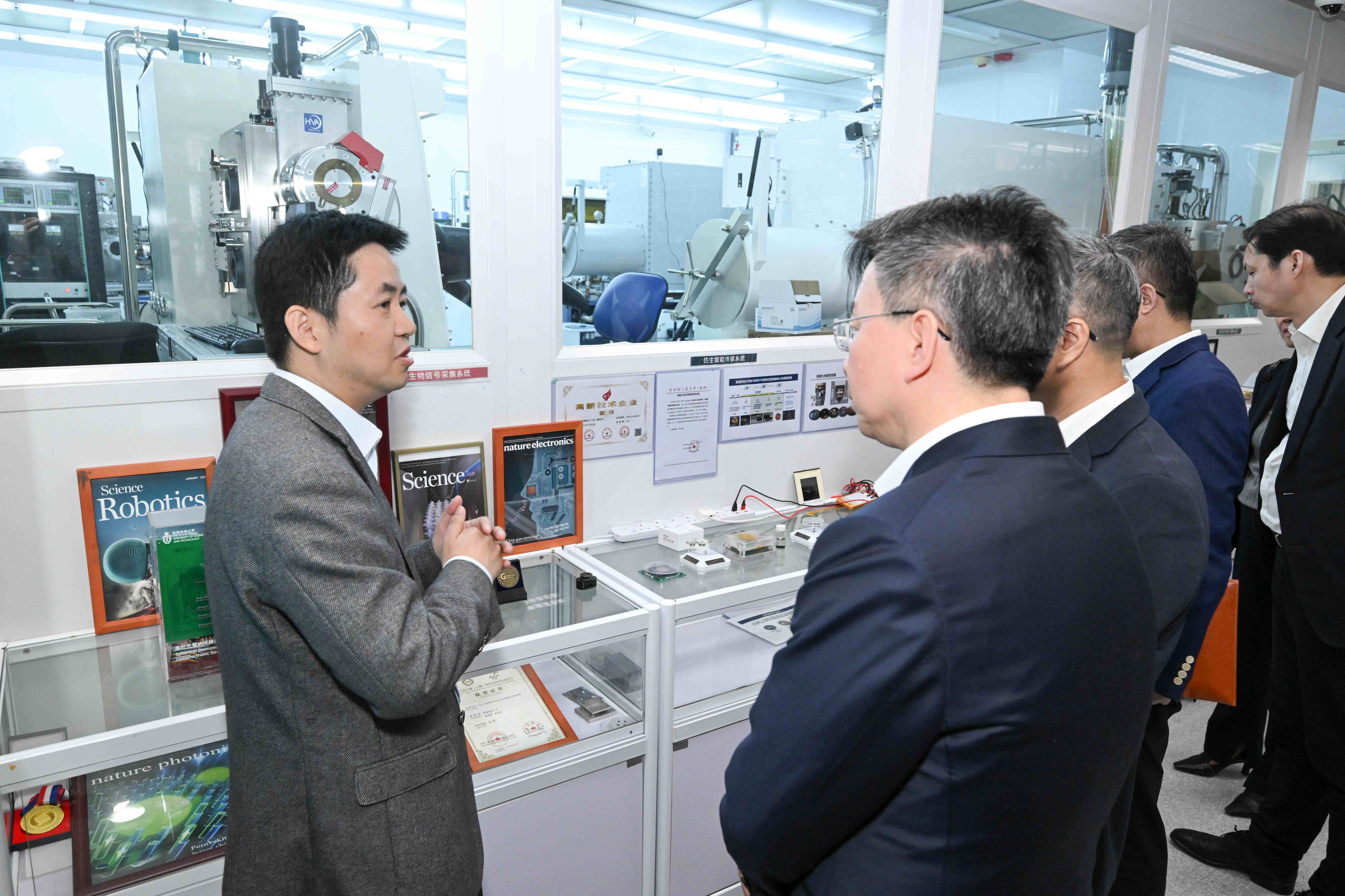 A delegation led by the Nanjing Municipal People’s Government toured the State Key Laboratory of Displays and Optoelectronics. Prof. Zhiyong Fan (first left) introduced SKLDOE’s facilities and research projects.