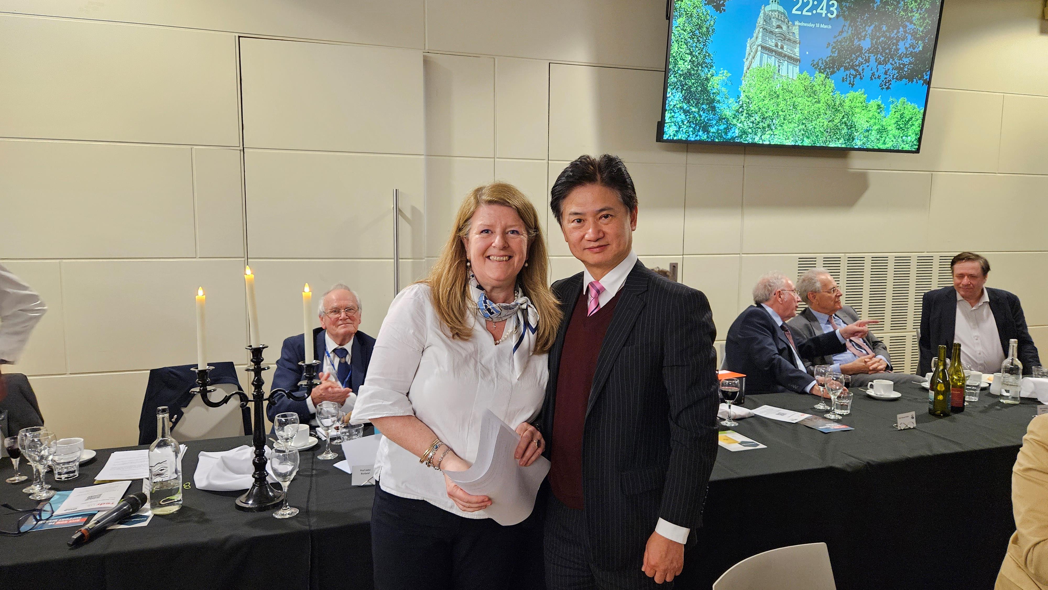 香港科技大学（科大）副校长（大学拓展）兼土木及环境工程学系讲座教授吴宏伟教授获选为英国岩土工程学会第65届朗肯讲座（Rankine Lecture）主讲者。   吴宏伟教授（右）与英国岩土力学与工程学会主席Chaido DOULALA-RIGBY工程师（左）合影。