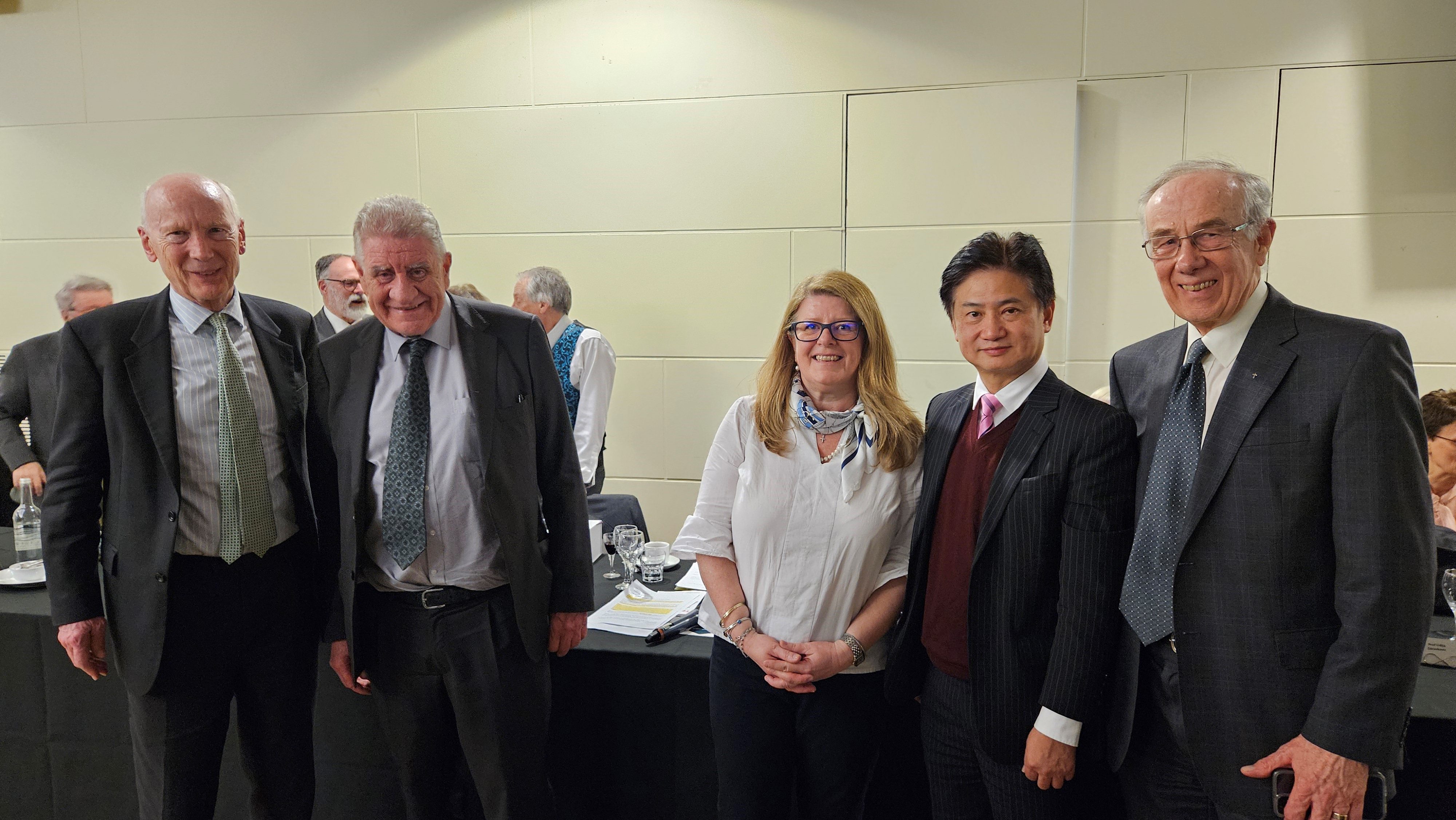 吴宏伟教授（右二）与英国岩土力学与工程学会主席Chaido Doulala-Rigby工程师（右三）及过往朗肯讲座主讲者，包括第32届主讲者Brian SIMPSON博士（右一）、第46届主讲者Lord Robert MAIR教授（左一）、第47届主讲者Antonio GENS教授（左二）合影。