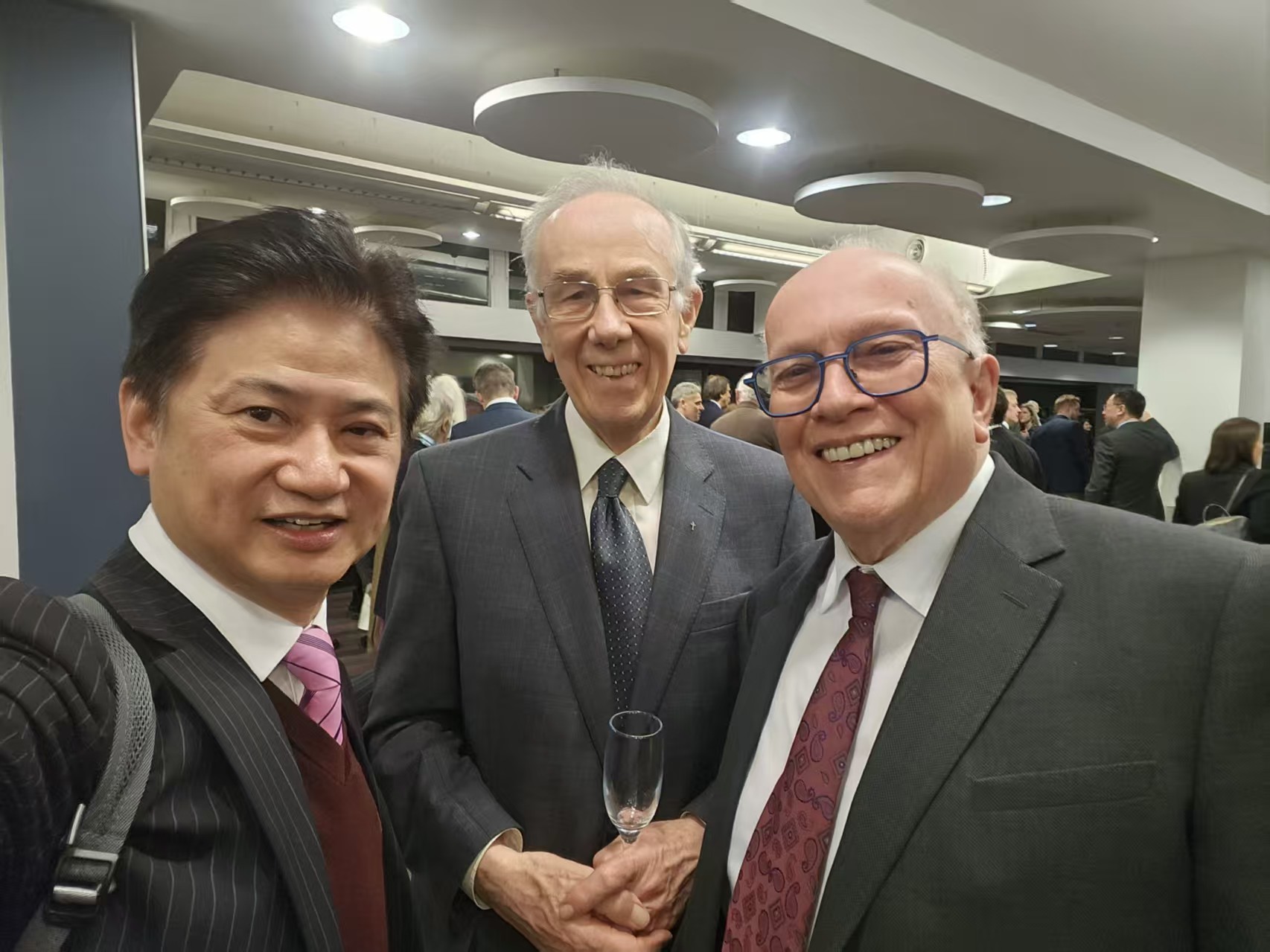 吴宏伟教授（左）与他的两位博士和博士后导师，包括第32届朗肯讲座主讲者Brian SIMPSON博士（中）和第52届主讲者Malcolm BOLTON教授（右）合影。