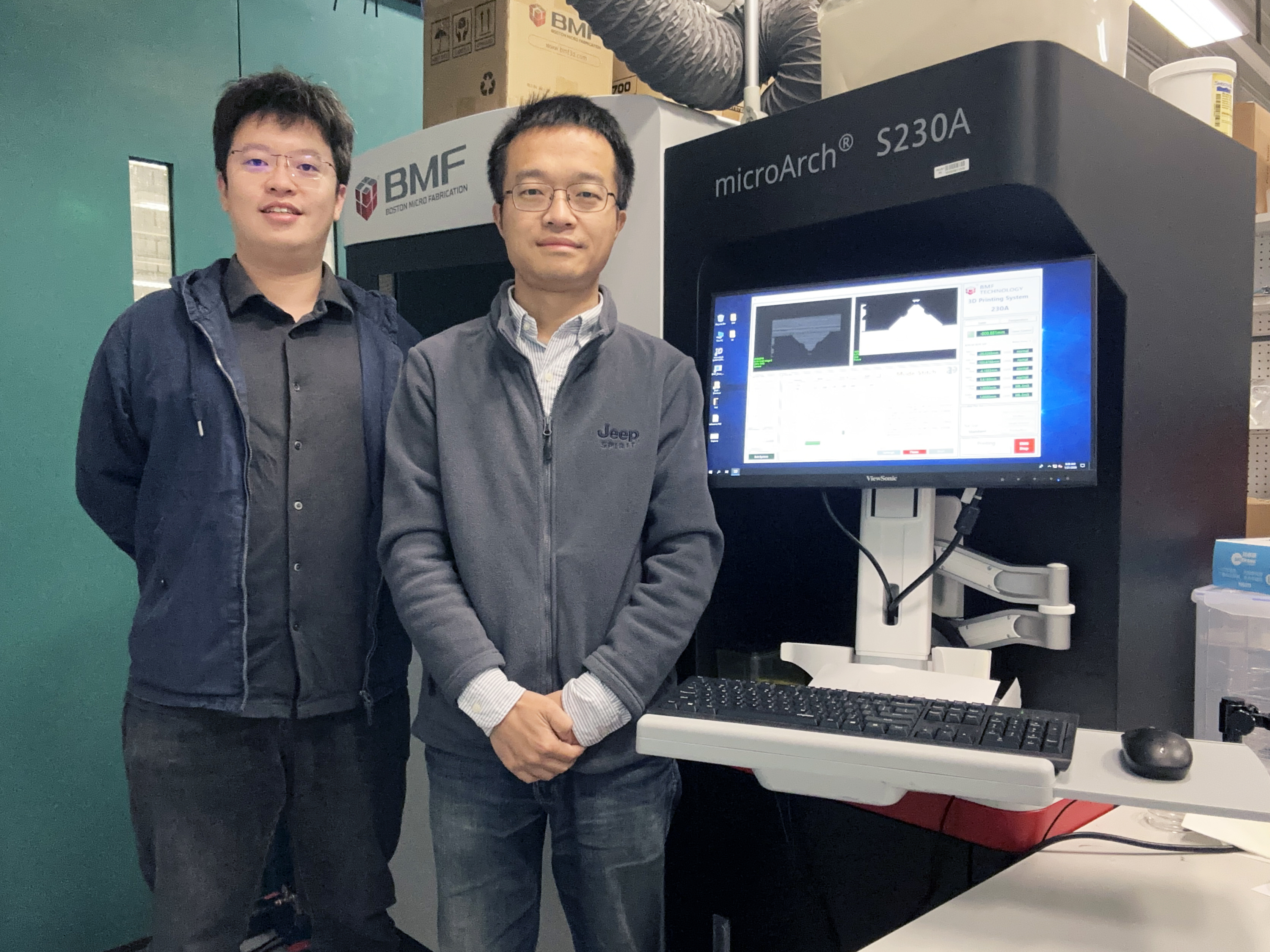 科大機械及航空航天工程學系助理教授胡文琪教授（右）、其研究生陳熙（左）及其他科大研究團隊成員成功研發全球首個仿生人工纖毛系統，為醫療技術及微型機械人應用帶來突破性進展。