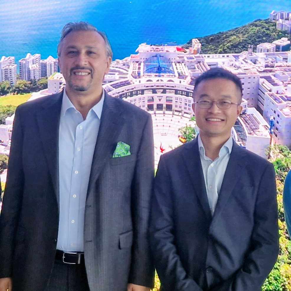 科大機械及航空航天工程學系助理教授胡文琪教授（右）、科奇大學（Koç University）醫學院及工程學院院長兼教授 Metin Sitti 教授（左）。兩所大學合作成功製備能以極低電壓（與一般家用電池相若）驅動的水凝膠微纖毛，其內部帶電粒子可在電場作用下移動，使纖毛產生可控彎曲。